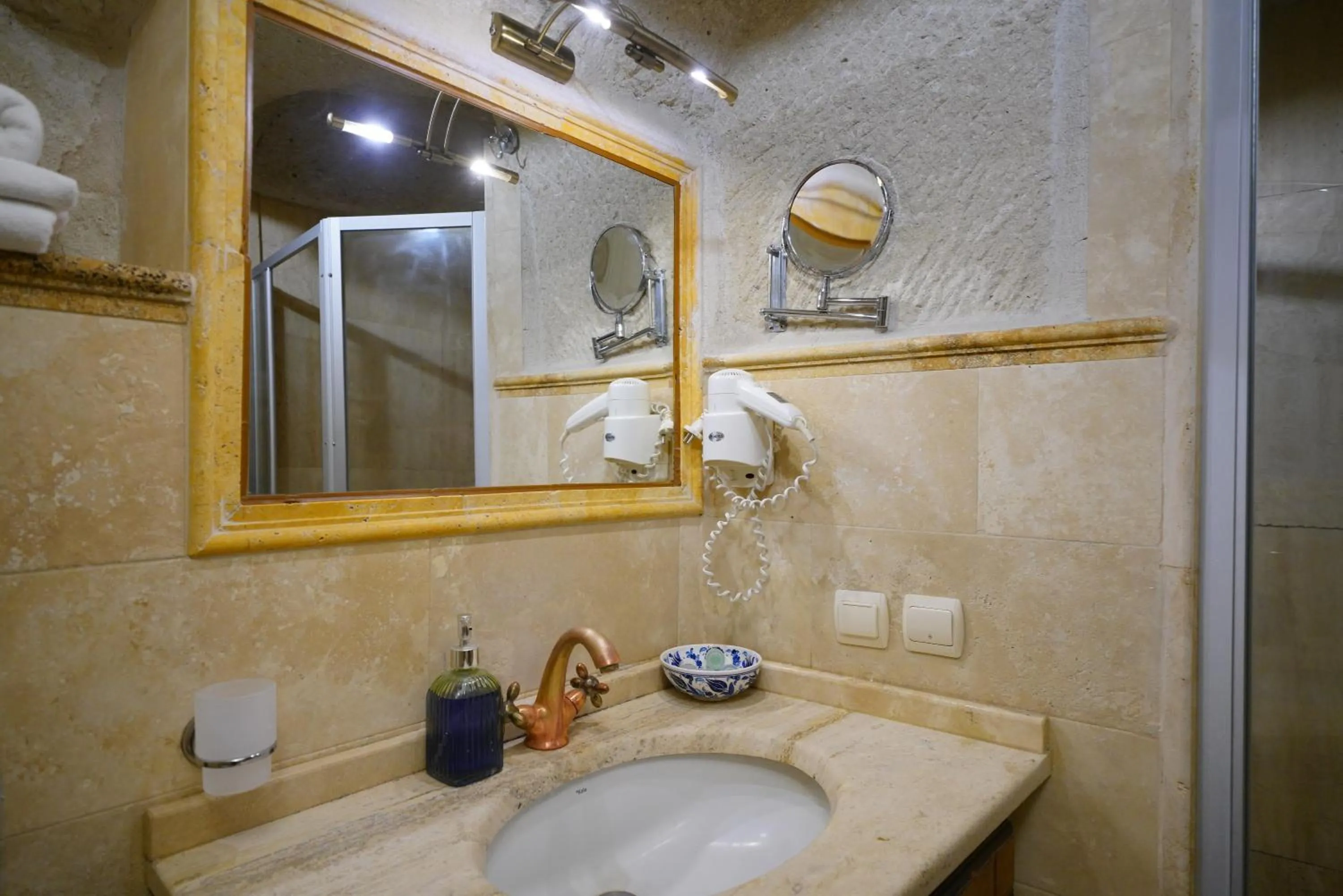 Shower in Harman Cave Hotel