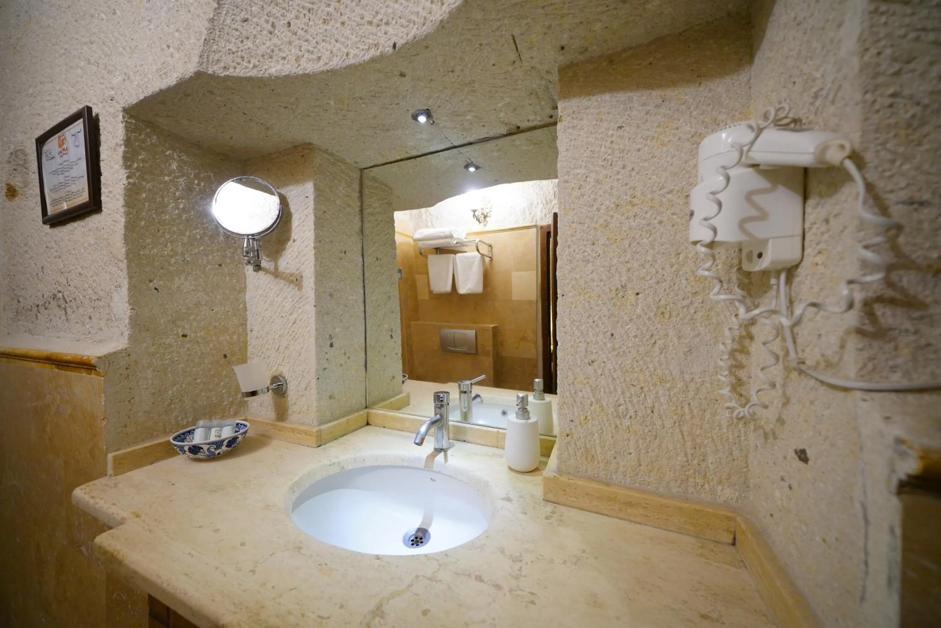 Shower in Harman Cave Hotel