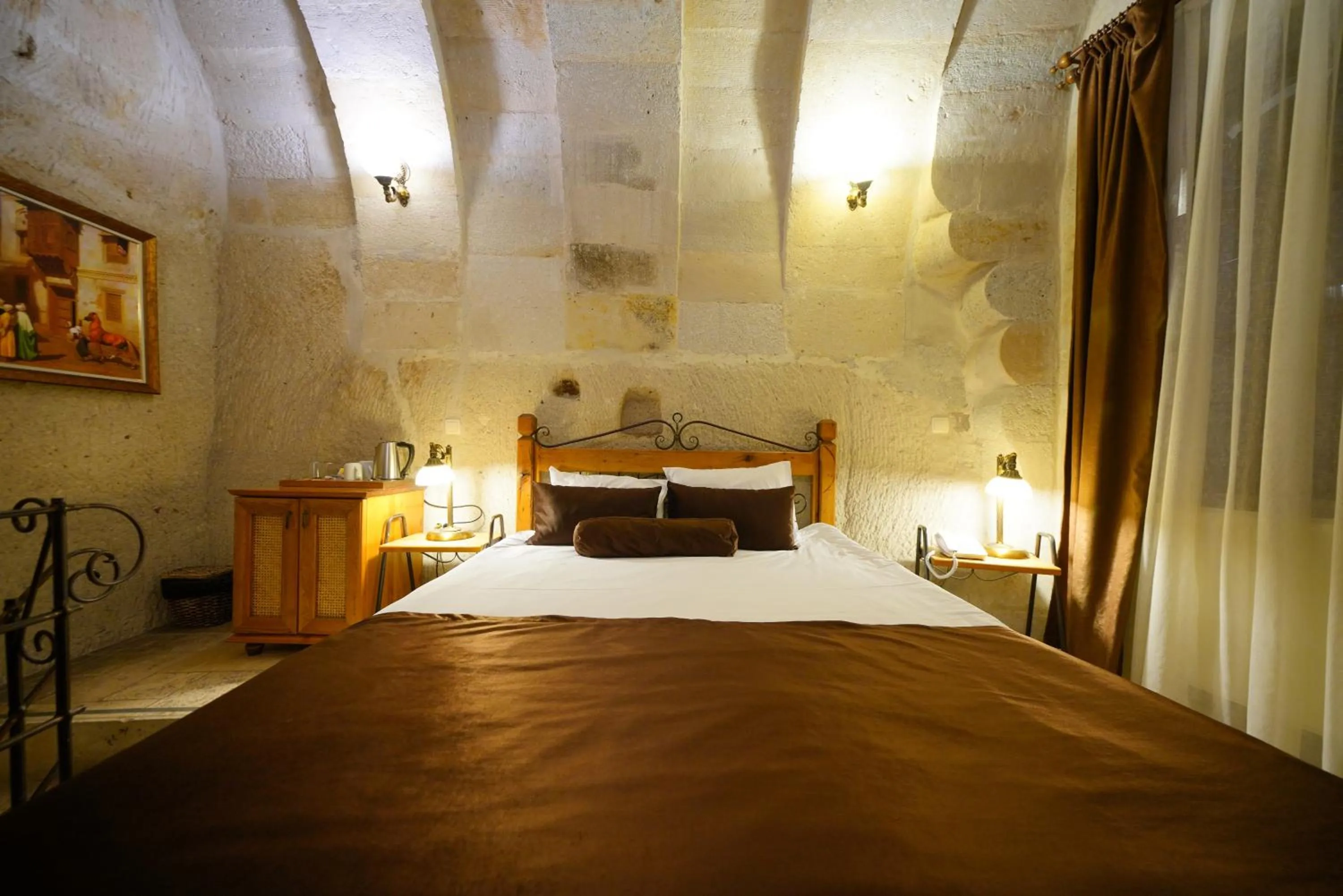 Bed in Harman Cave Hotel