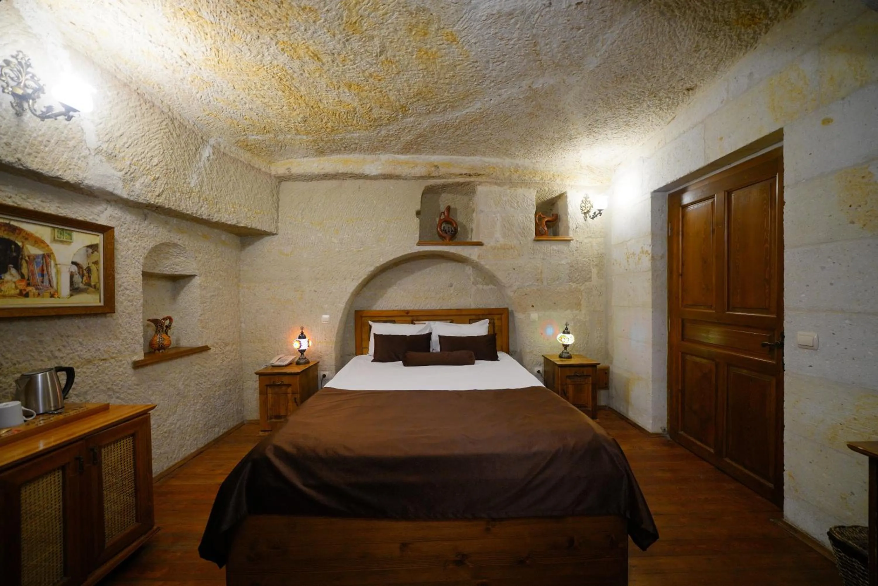 Bed in Harman Cave Hotel