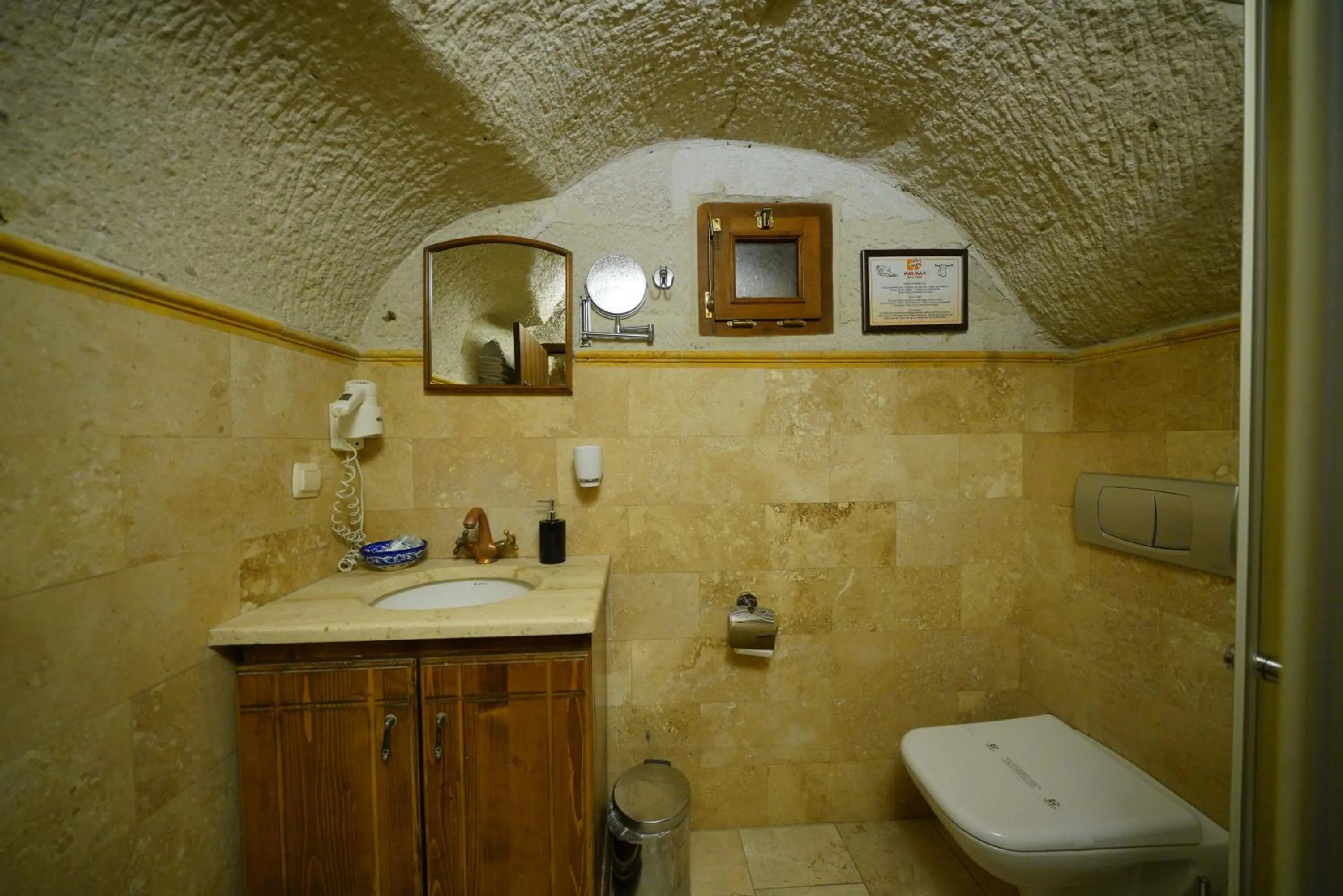 Shower in Harman Cave Hotel