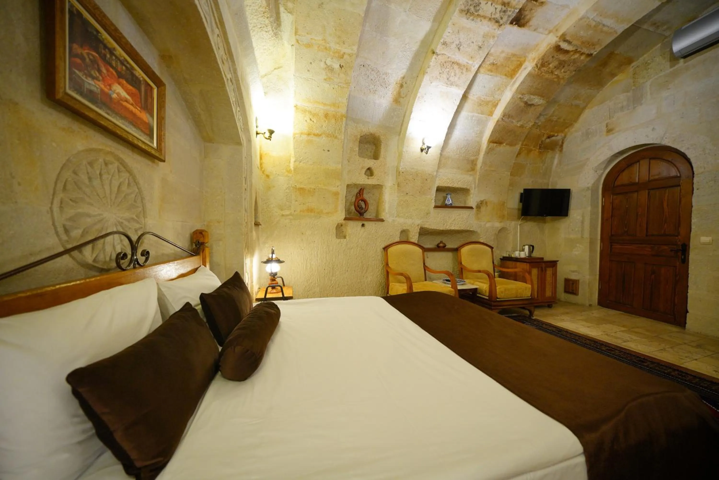 Bed in Harman Cave Hotel