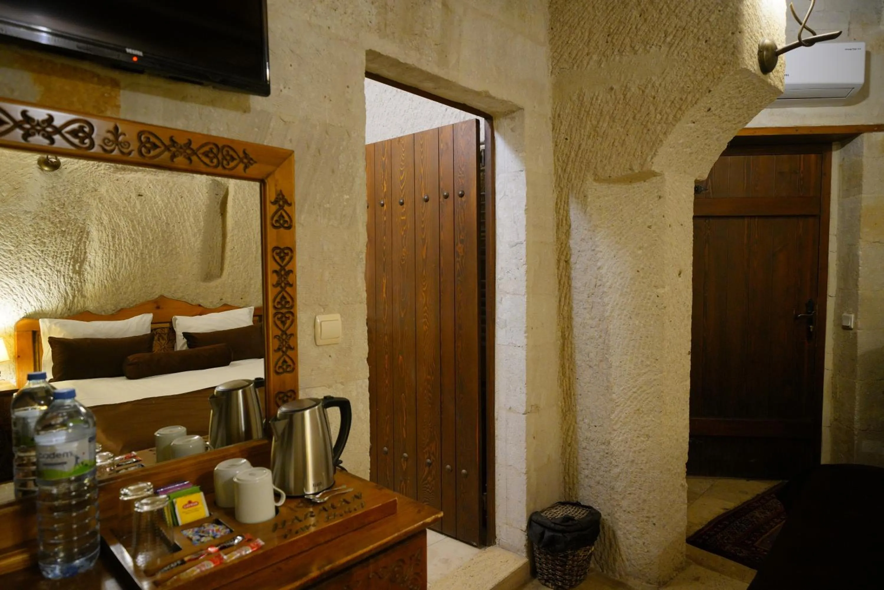 TV and multimedia in Harman Cave Hotel