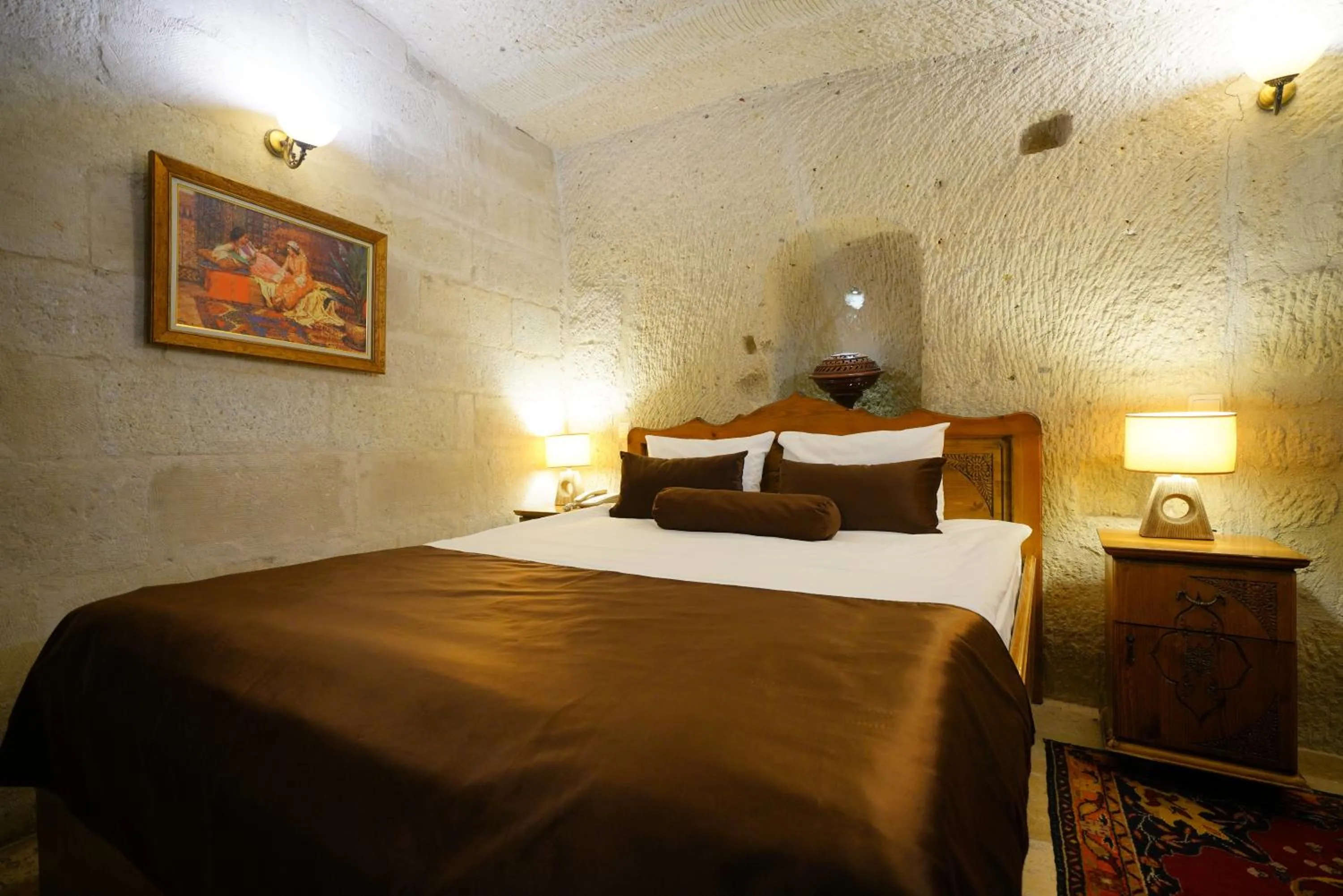Bed in Harman Cave Hotel