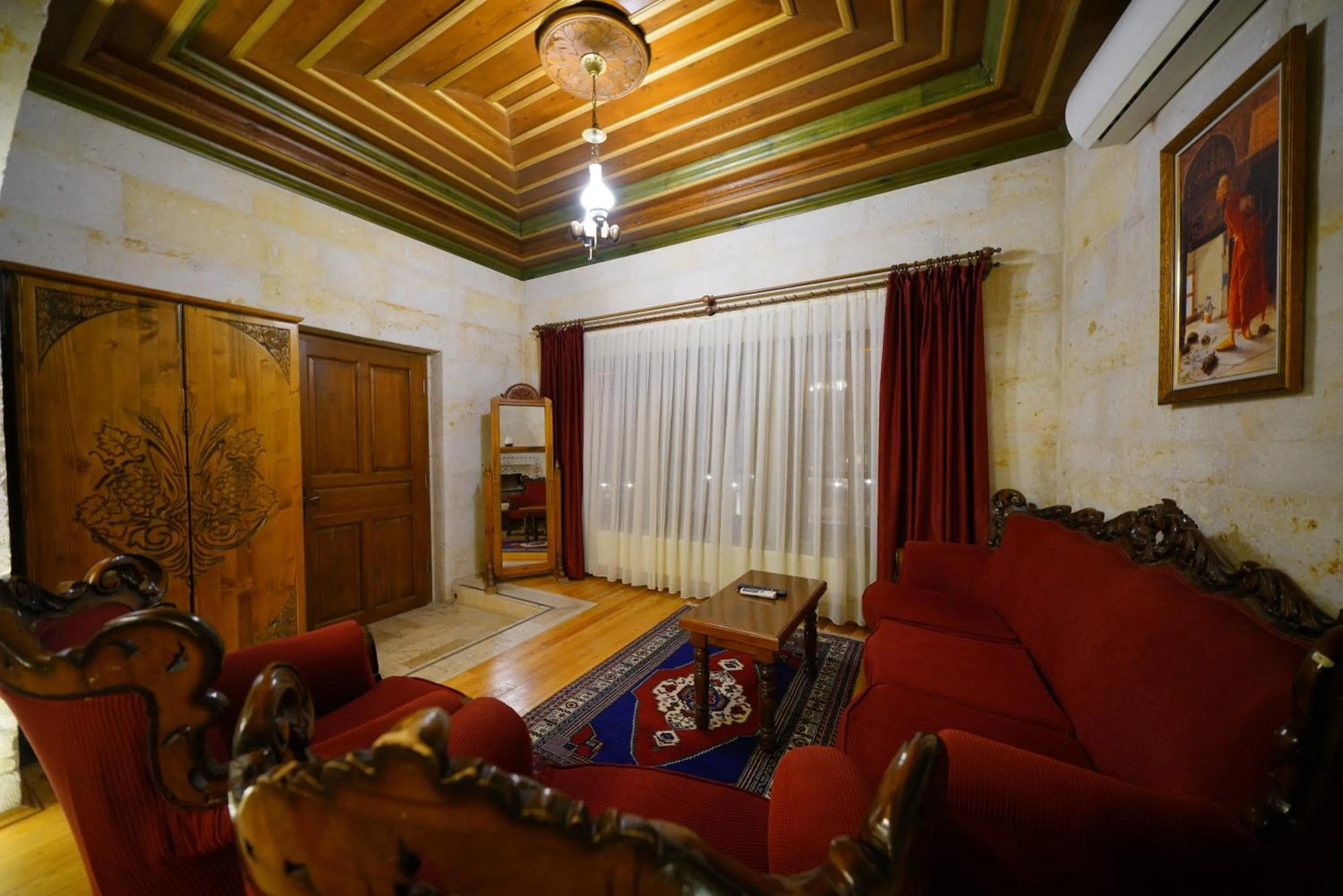 Living room, Bed in Harman Cave Hotel