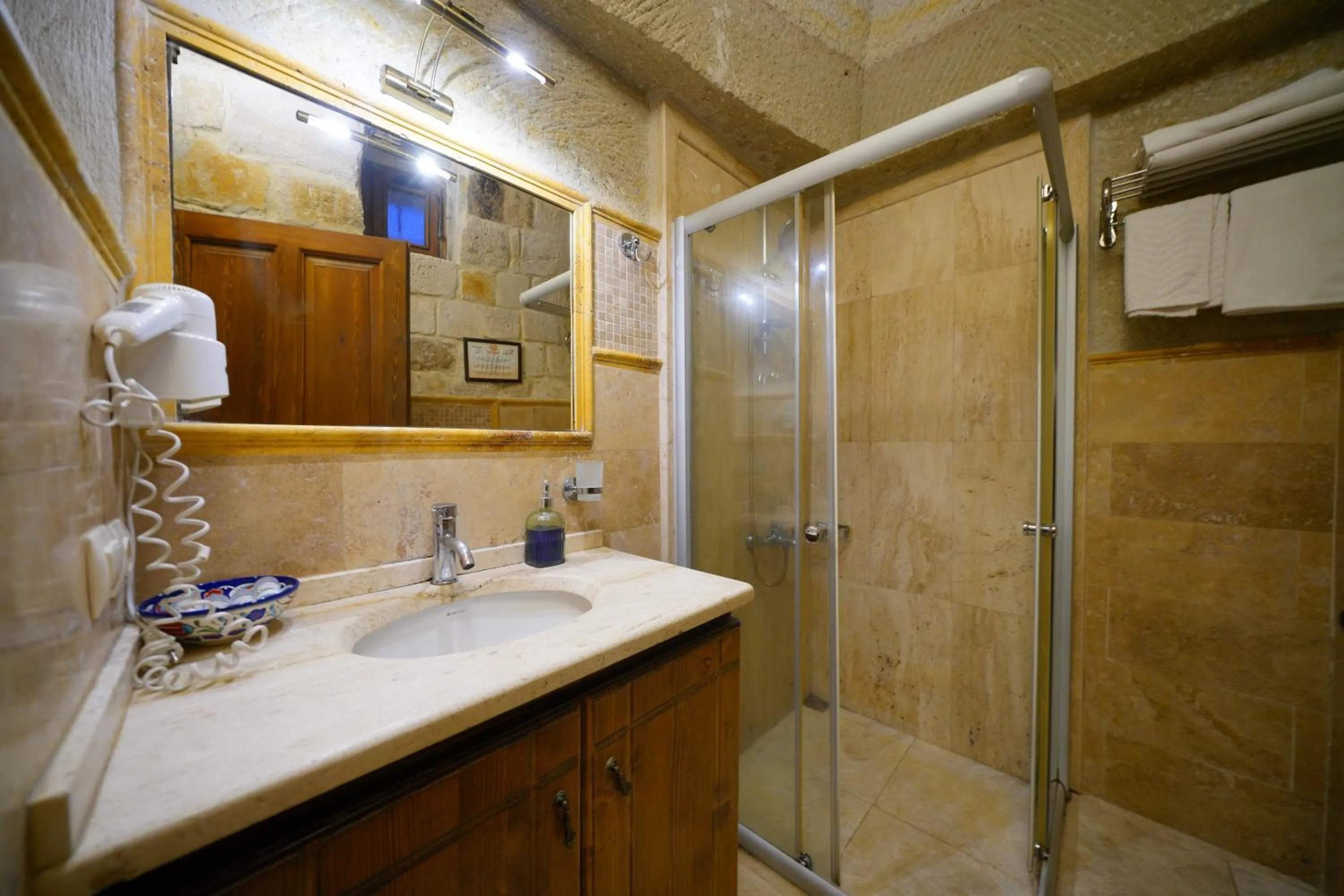 Shower in Harman Cave Hotel