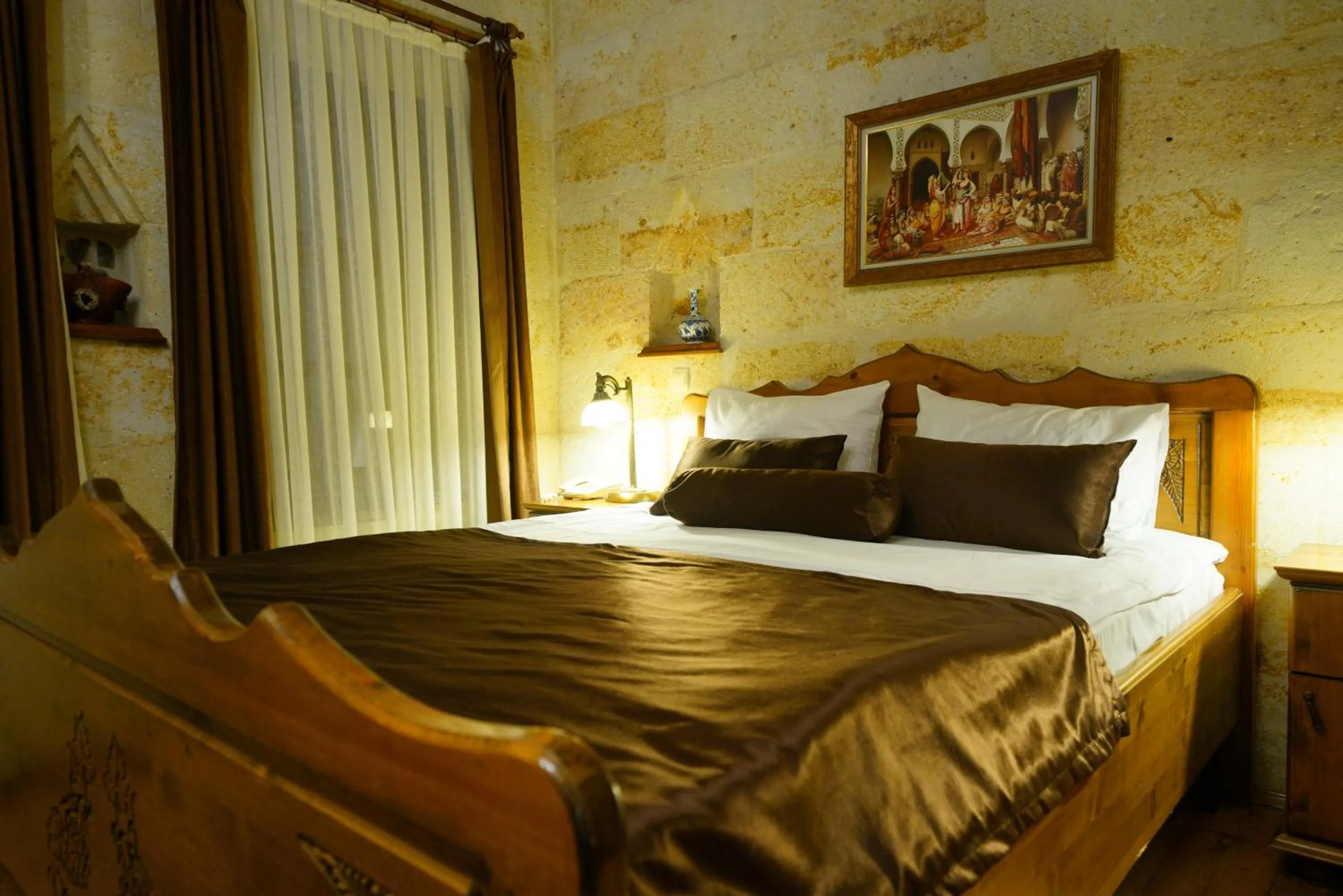 Bed in Harman Cave Hotel