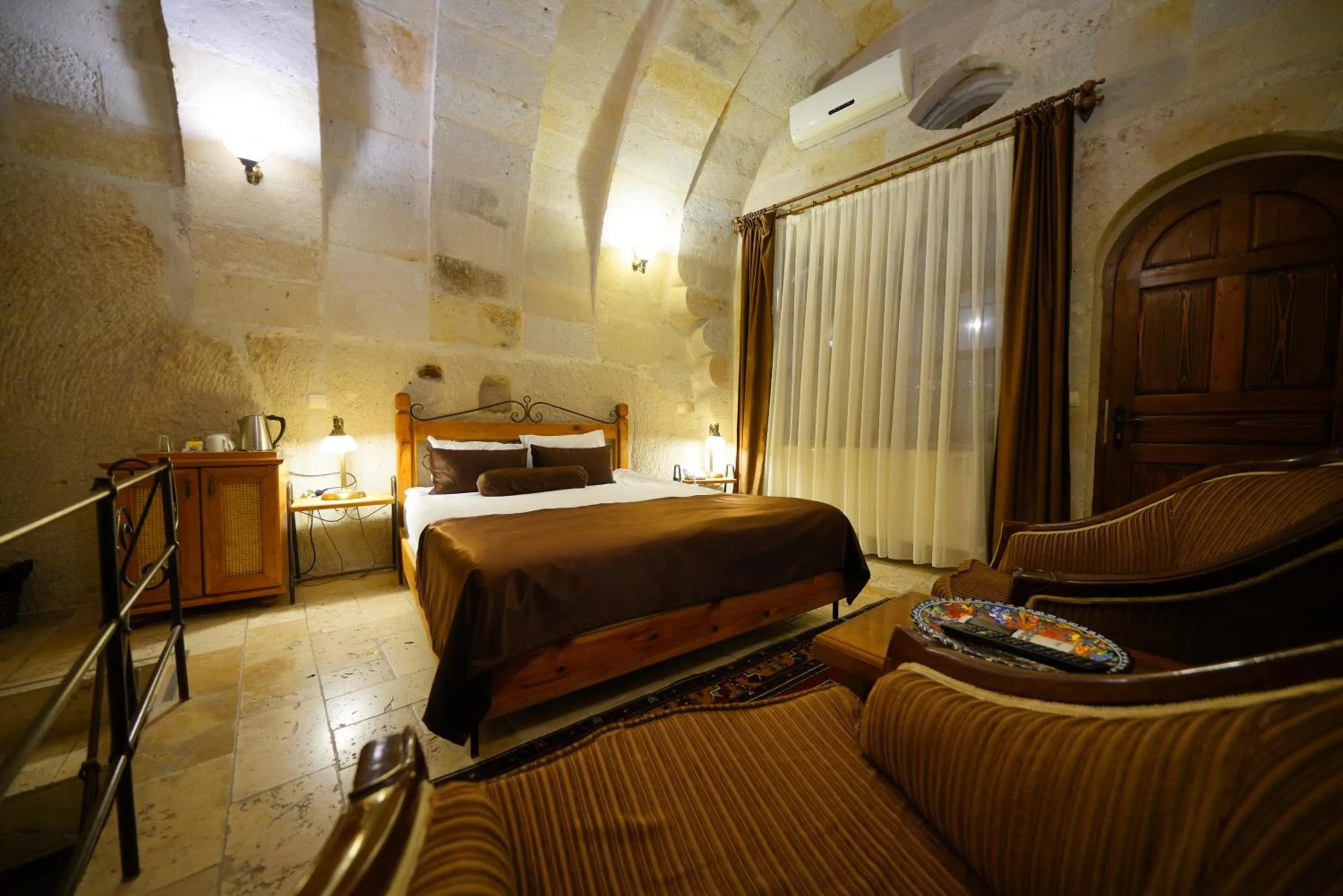 Bed in Harman Cave Hotel