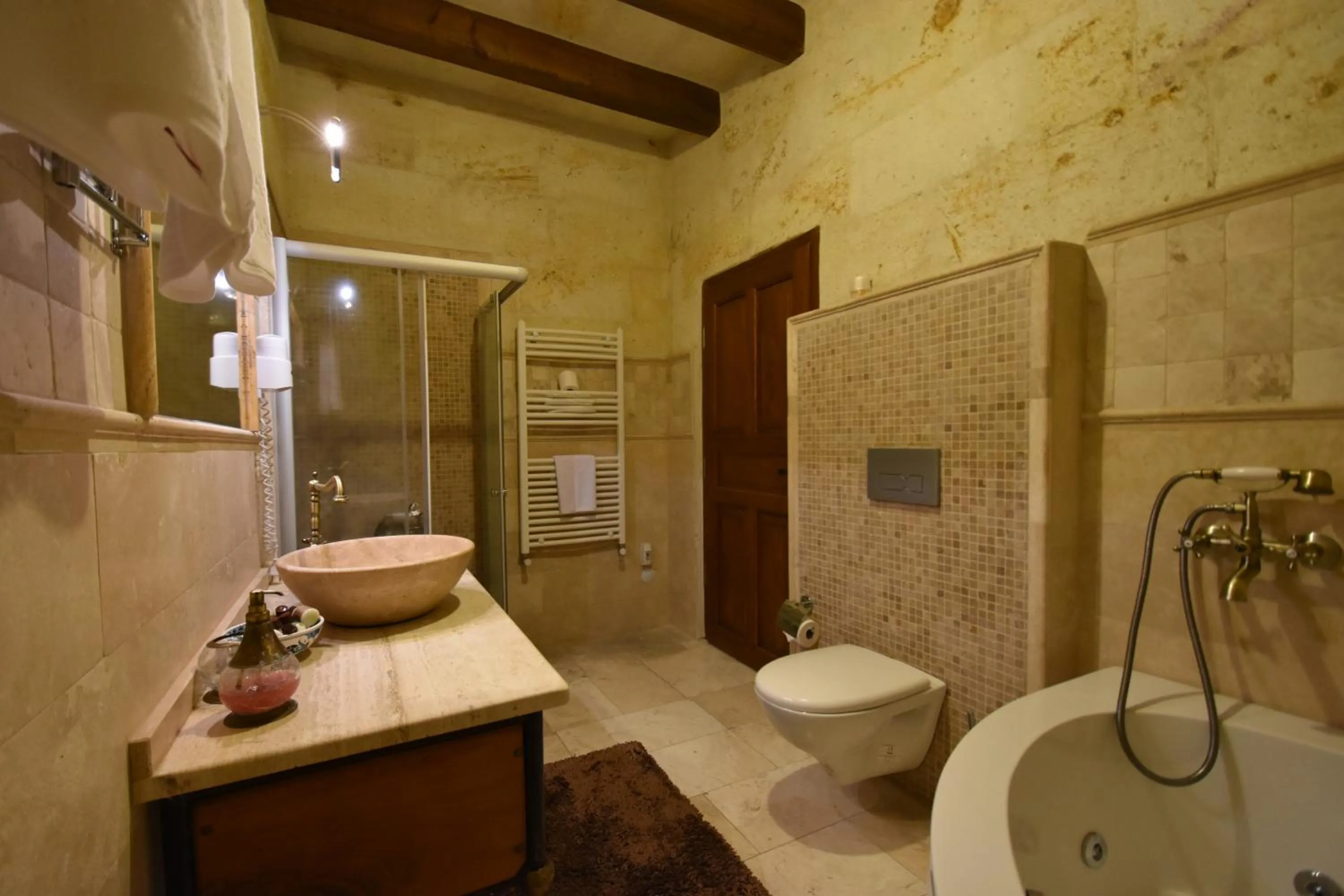 Shower in Harman Cave Hotel