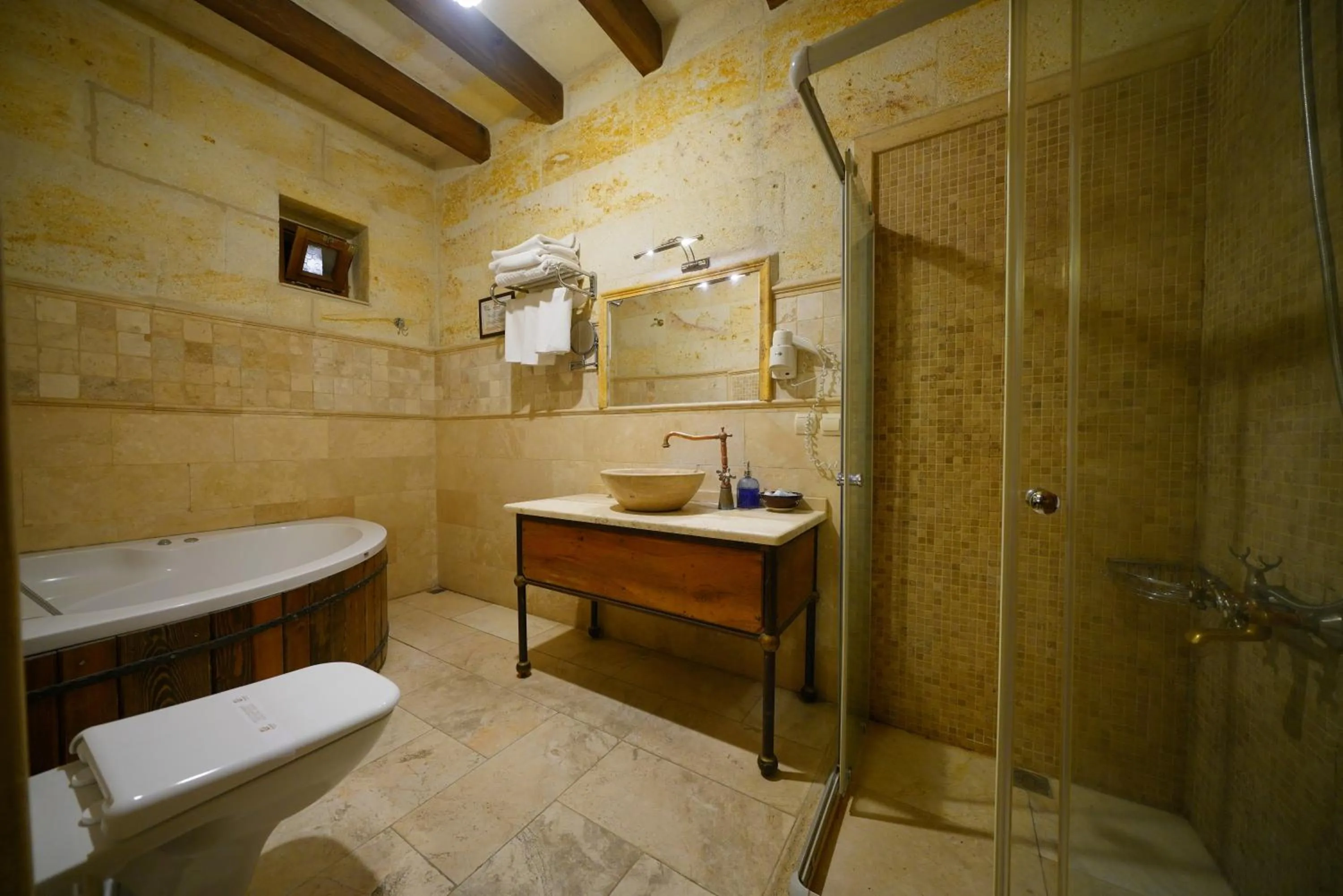 Shower in Harman Cave Hotel