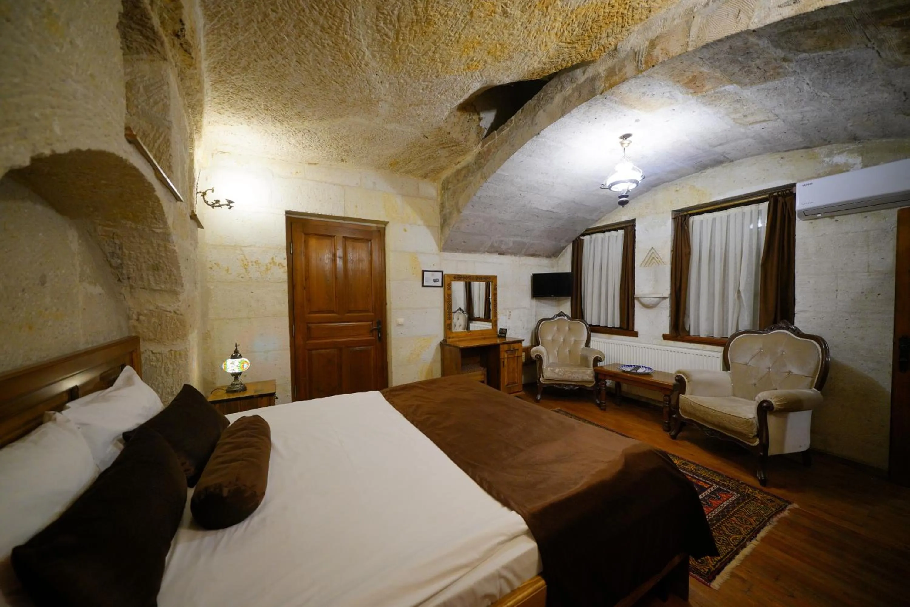 Bed in Harman Cave Hotel