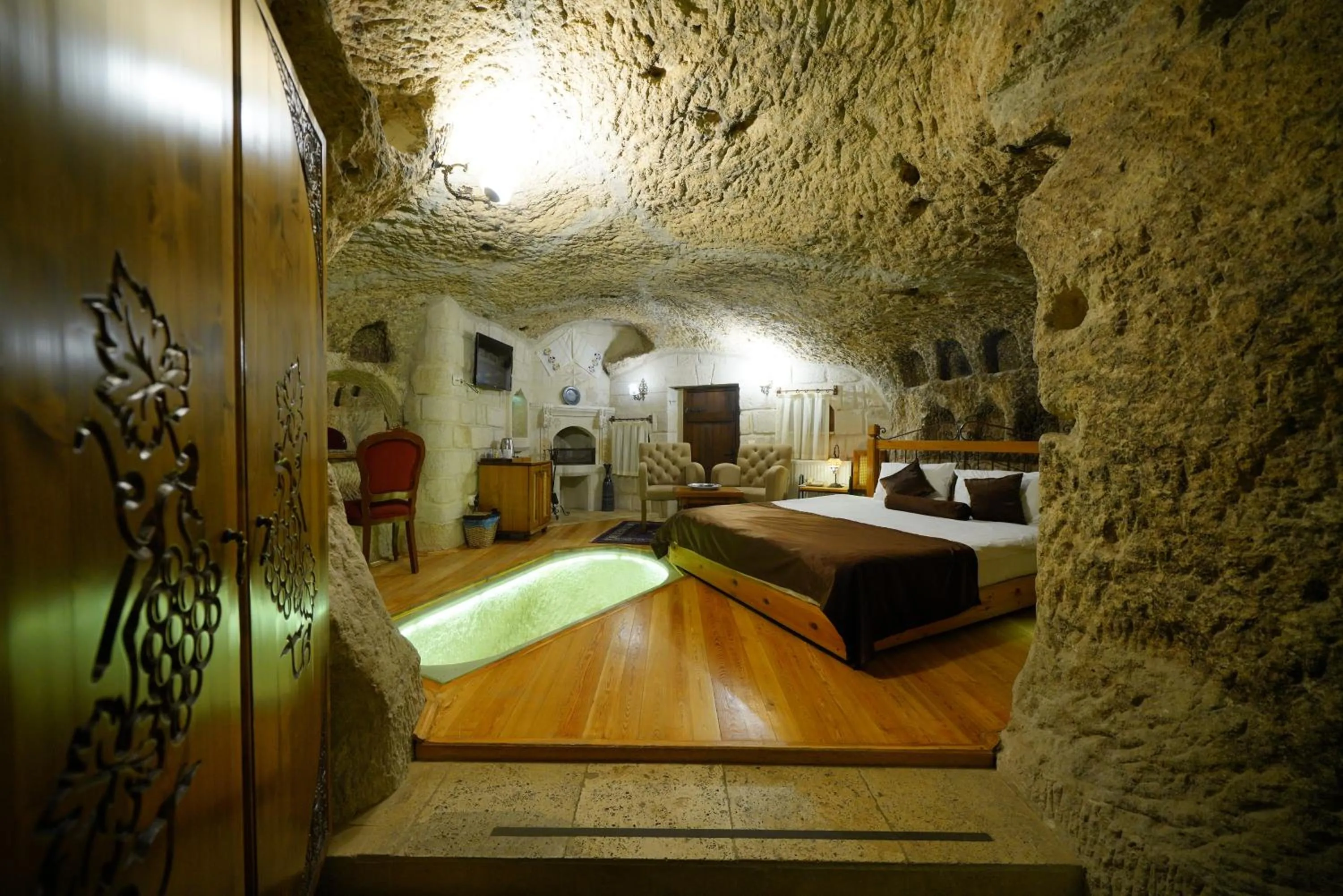 Bed in Harman Cave Hotel