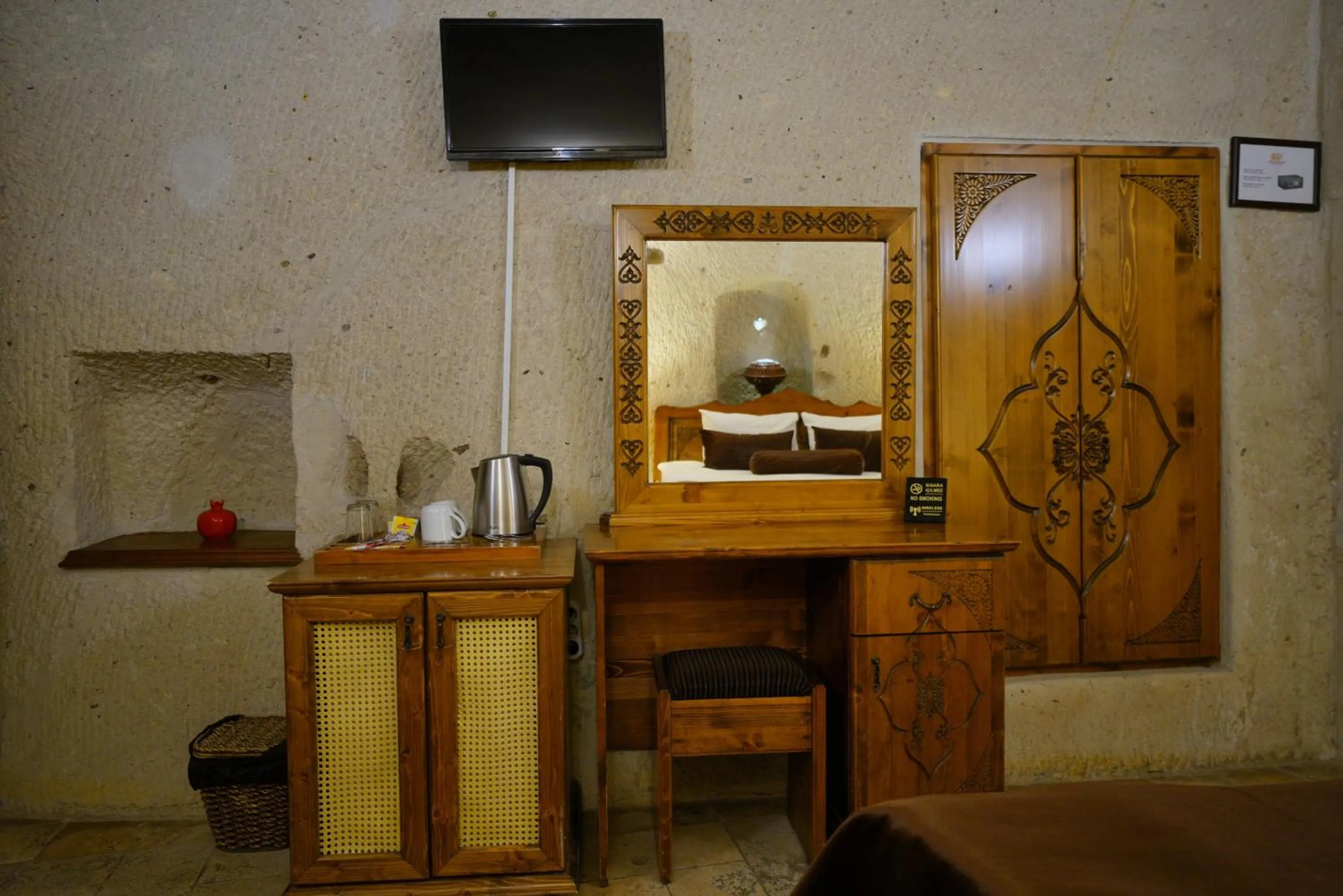 TV and multimedia in Harman Cave Hotel