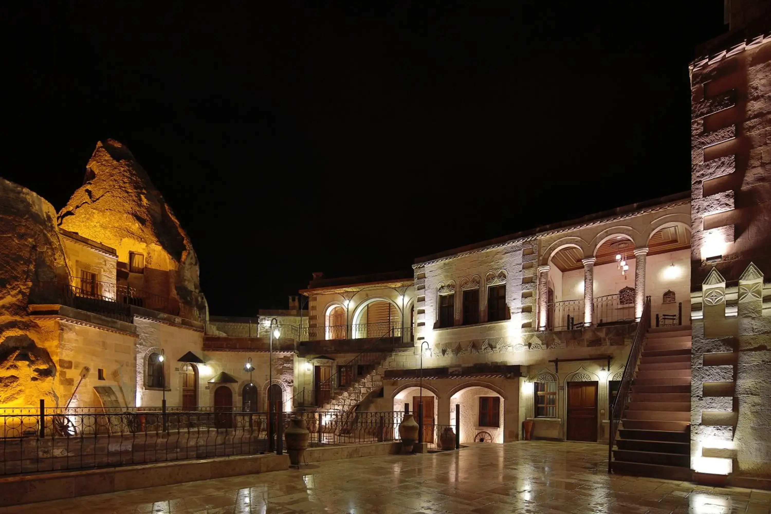 Facade/entrance in Harman Cave Hotel Facade/entrance in Harman Cave Hotel