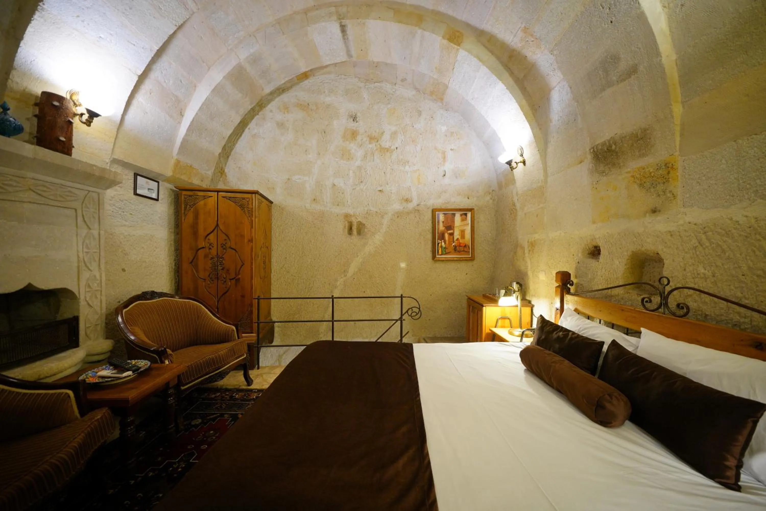 Bed in Harman Cave Hotel