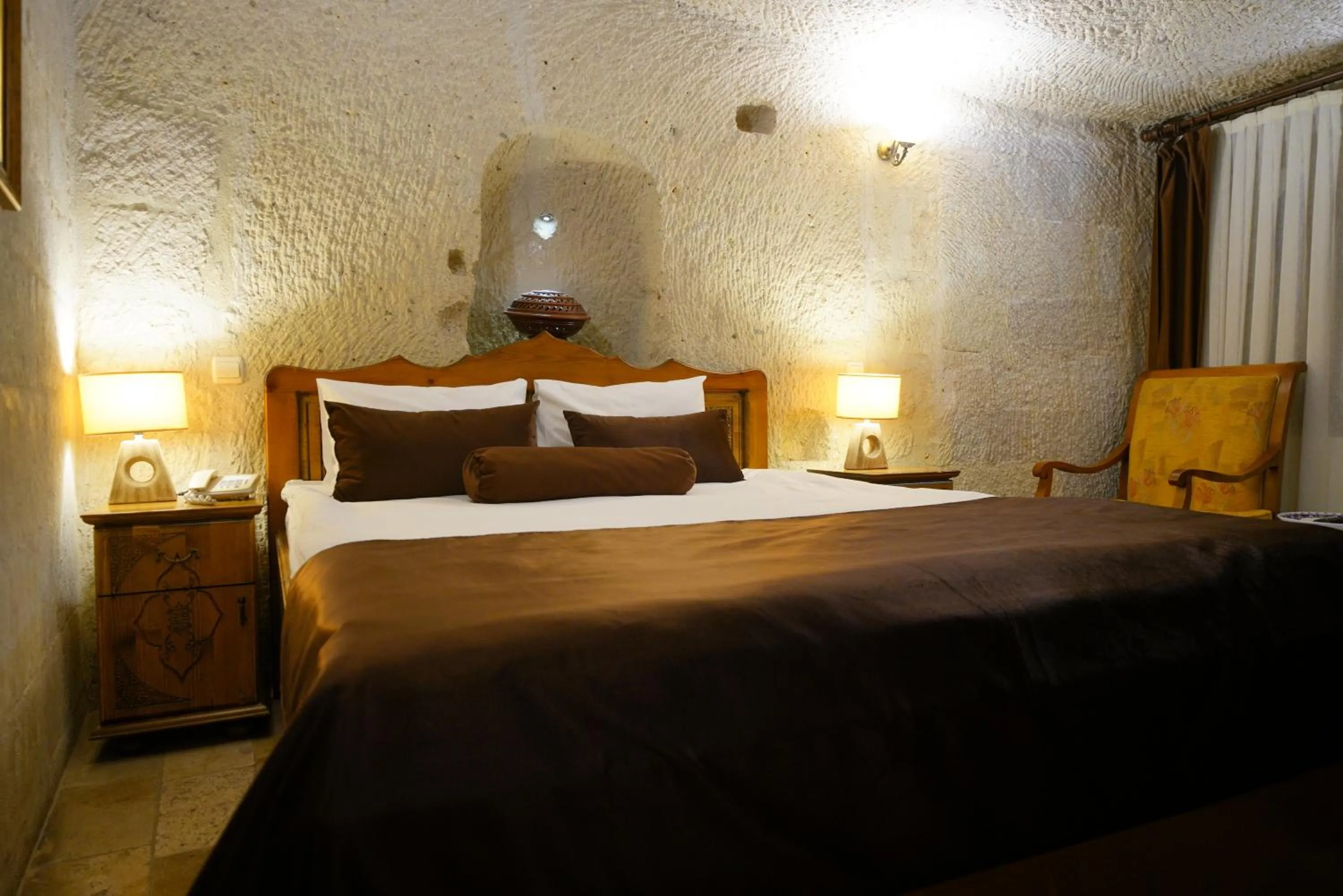 Bed in Harman Cave Hotel