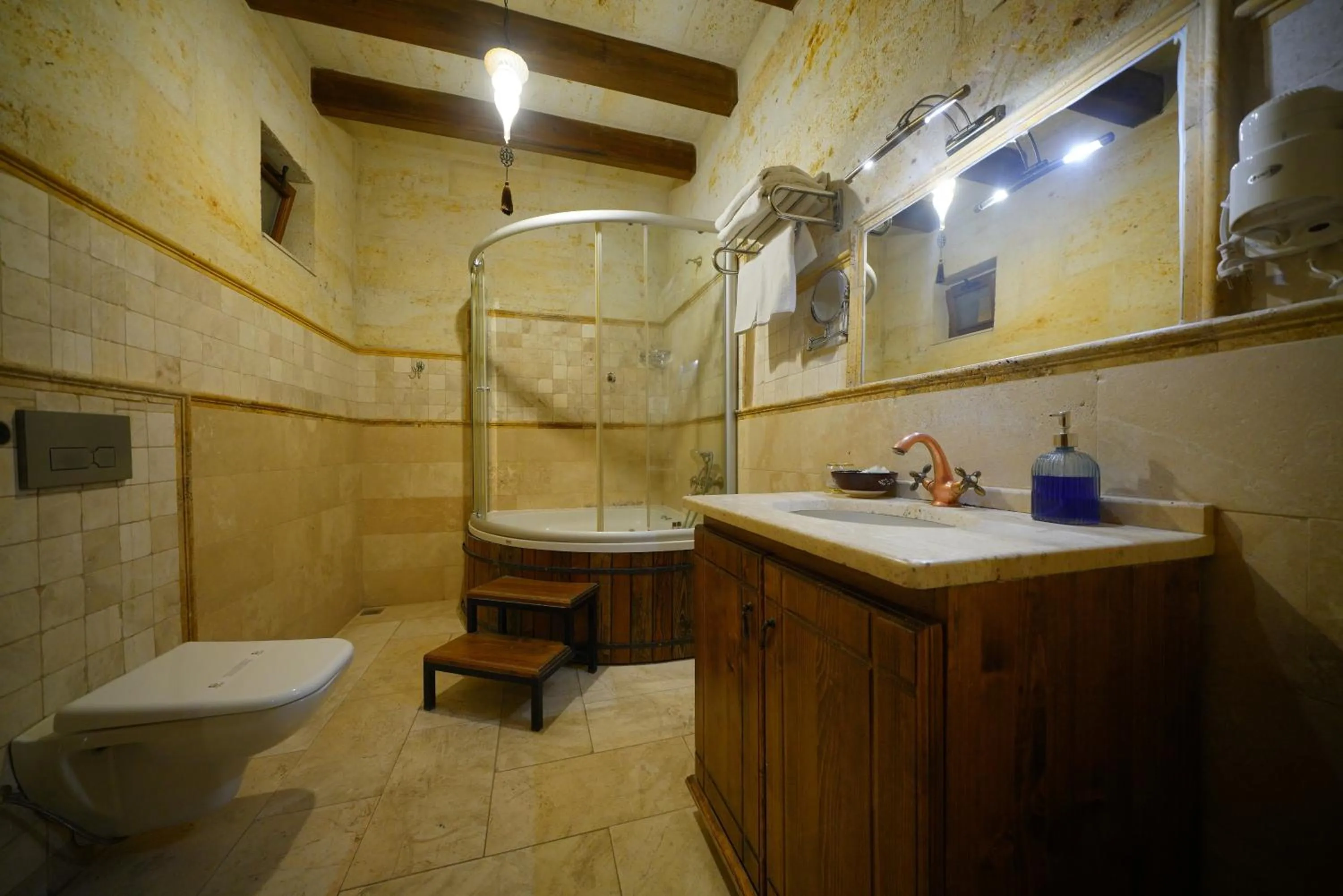 Shower in Harman Cave Hotel