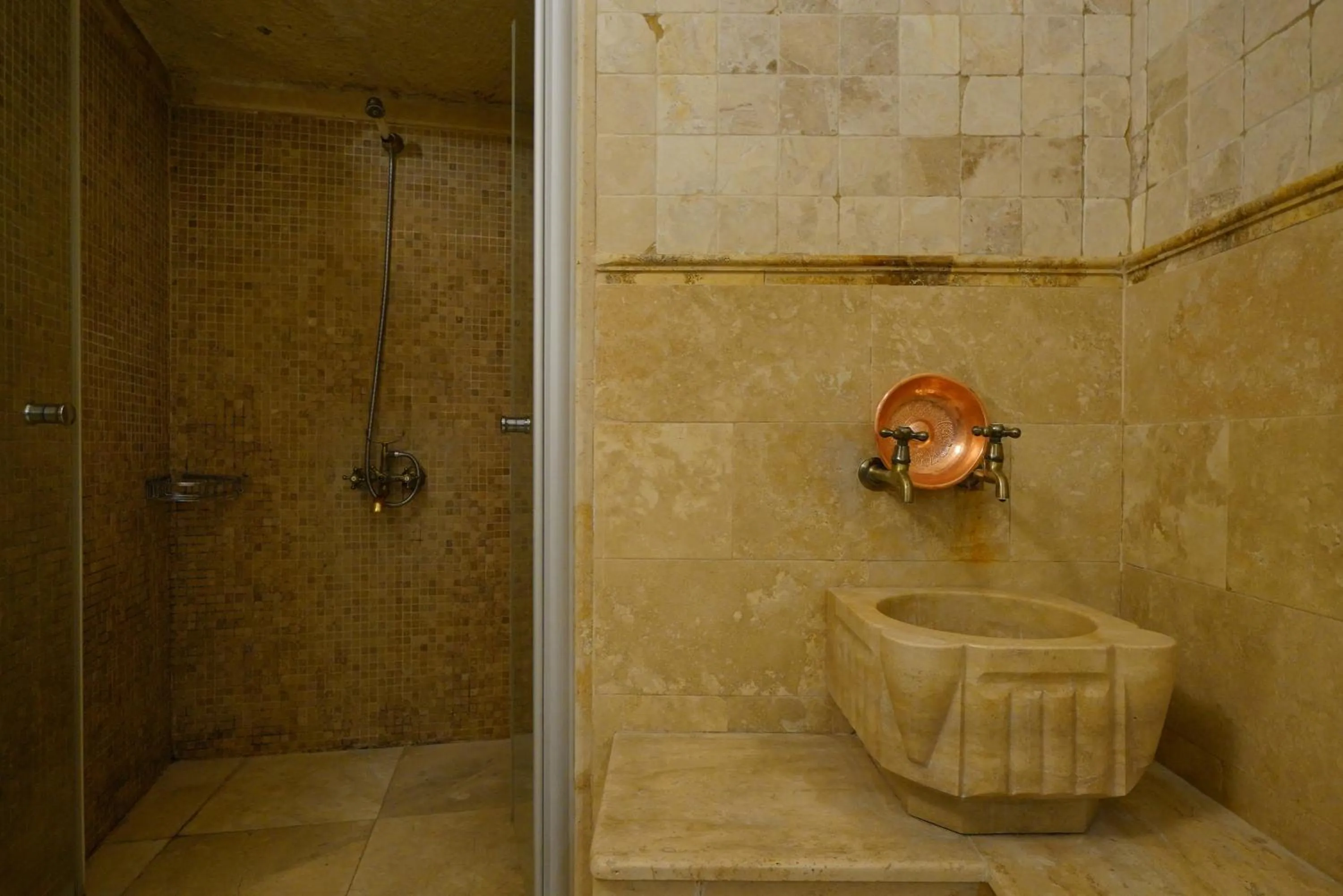 Shower in Harman Cave Hotel