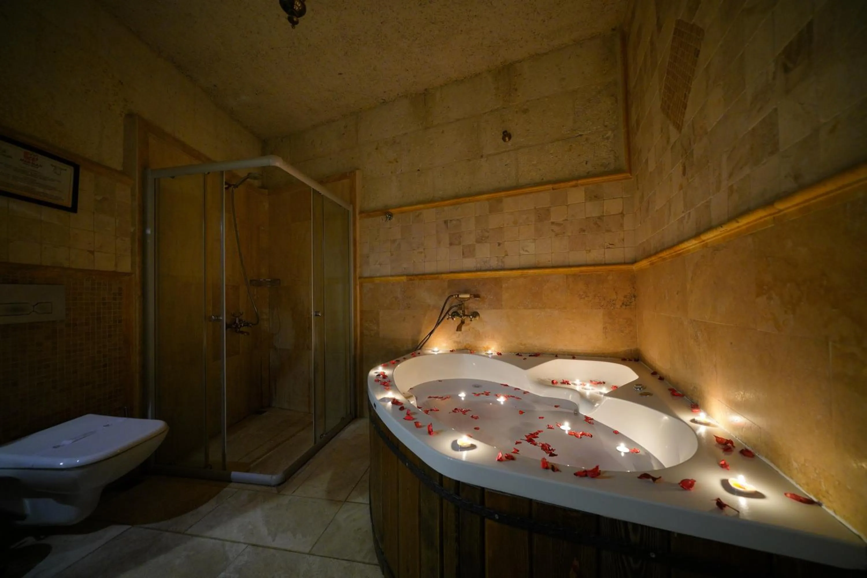 Shower in Harman Cave Hotel