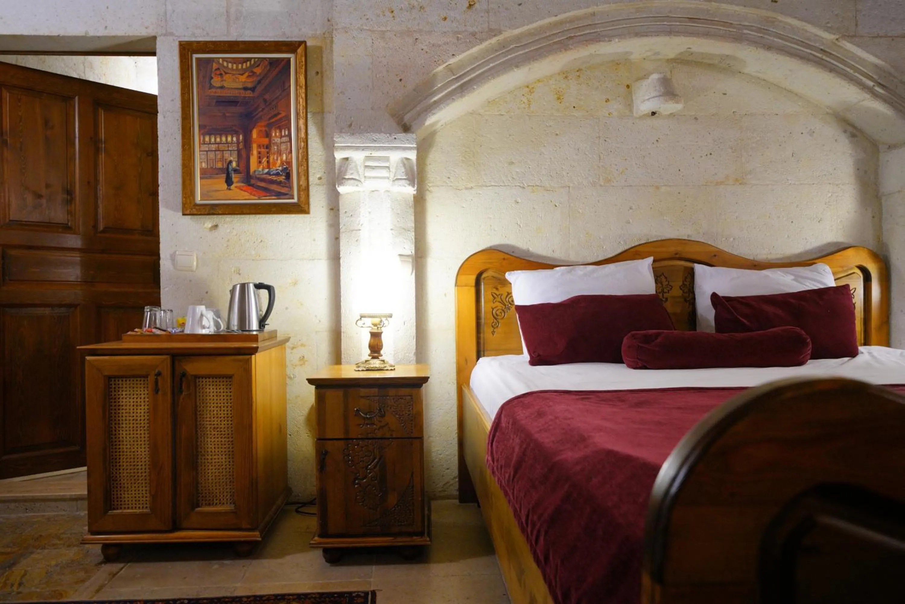 Bed in Harman Cave Hotel