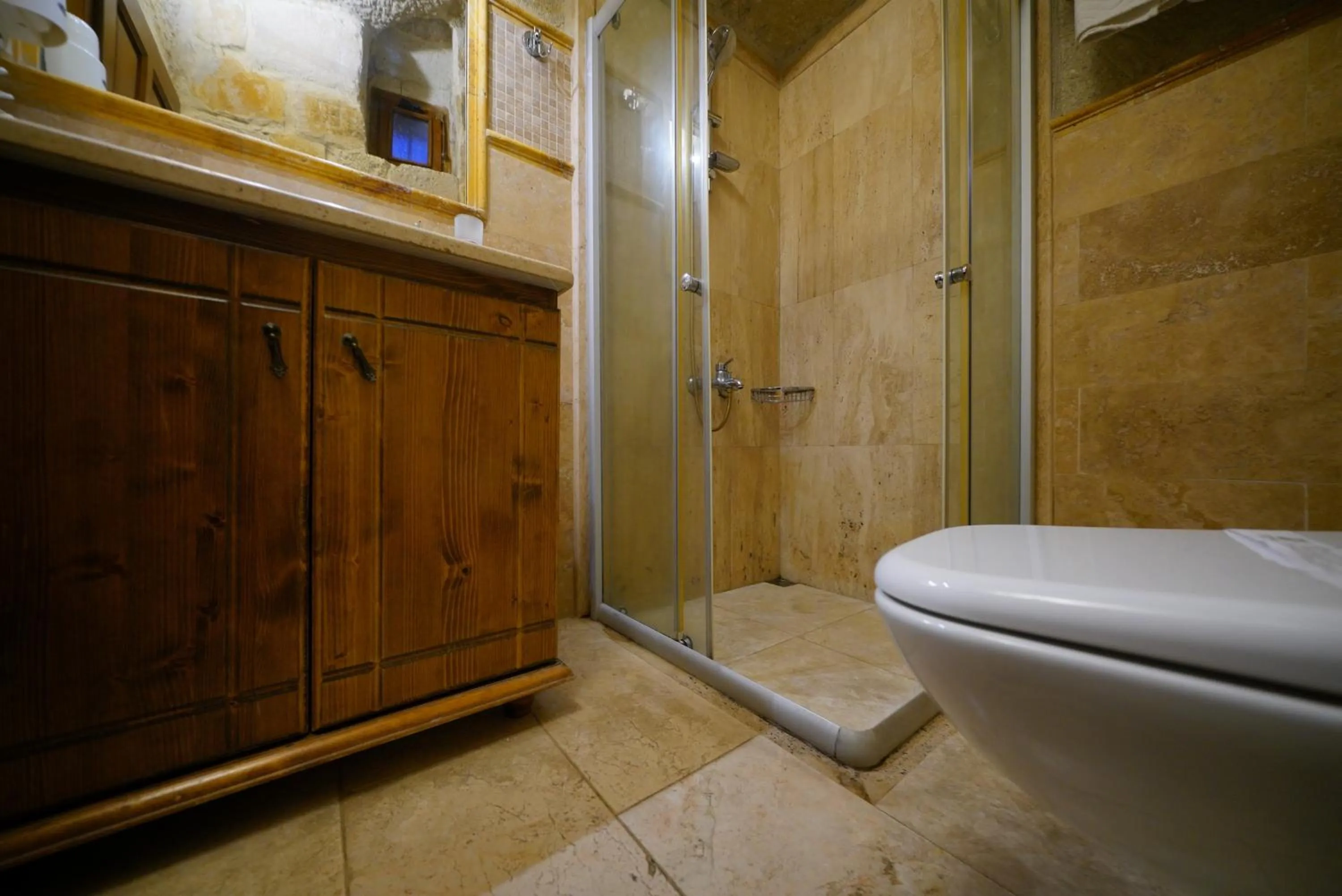 Shower in Harman Cave Hotel