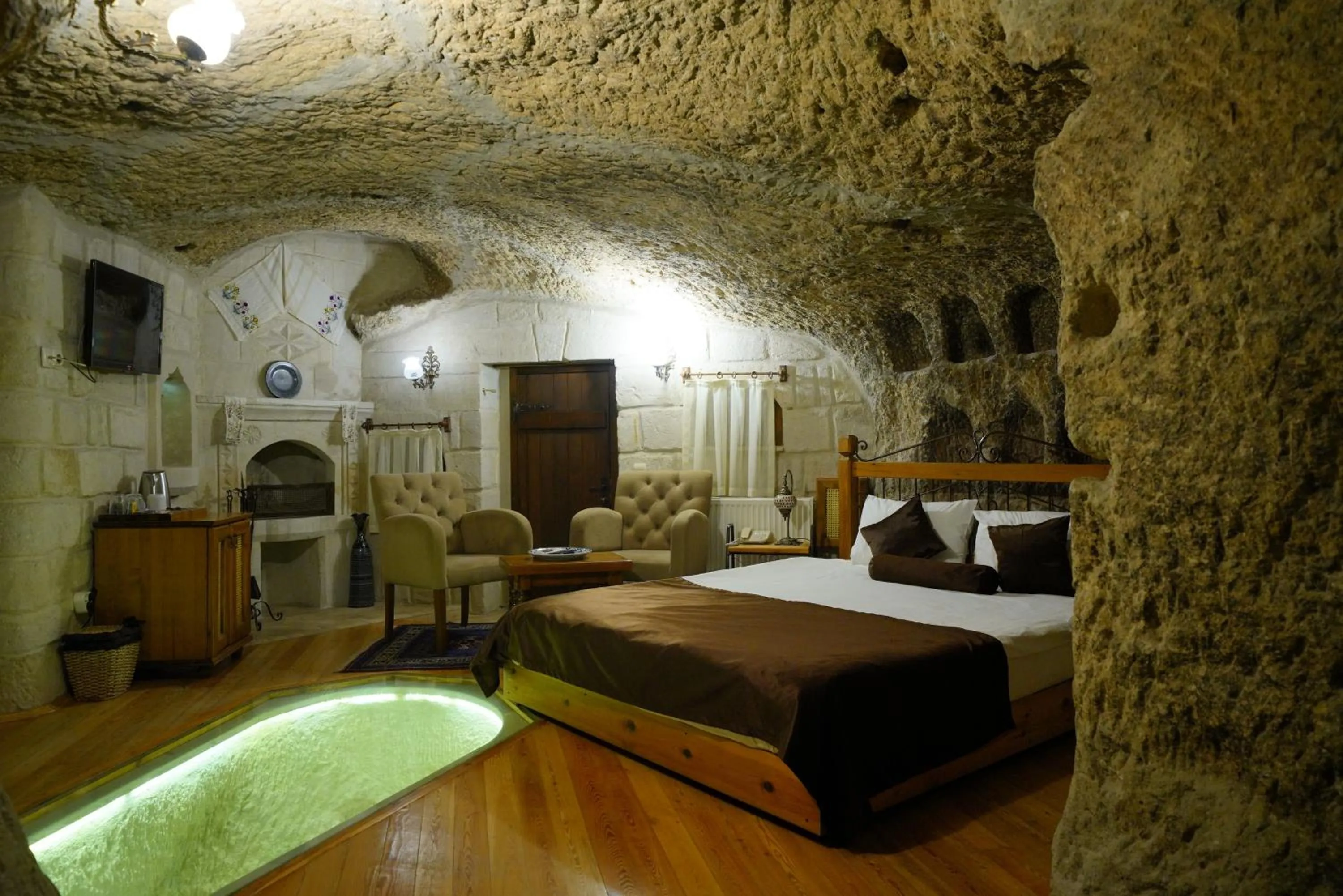 Bed in Harman Cave Hotel