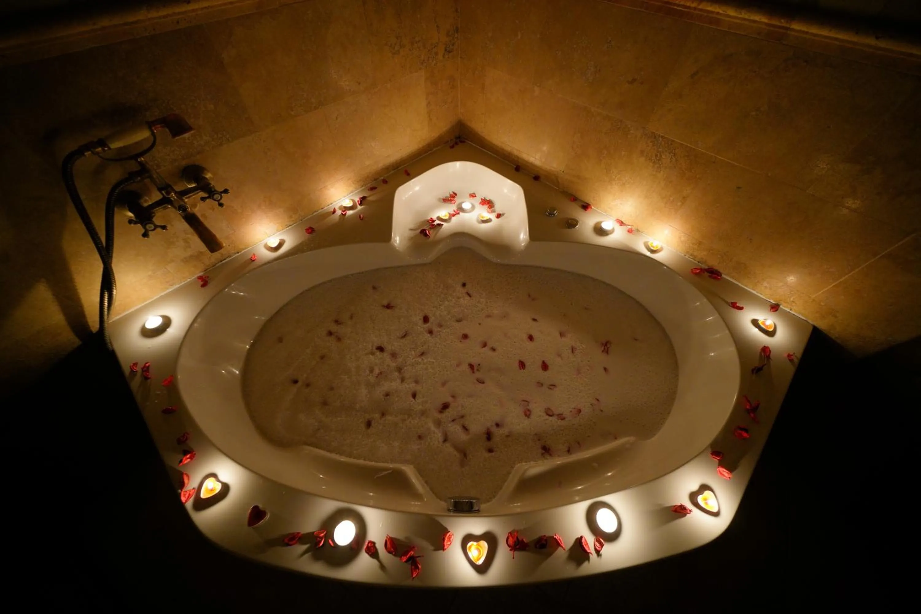 Hot Tub in Harman Cave Hotel