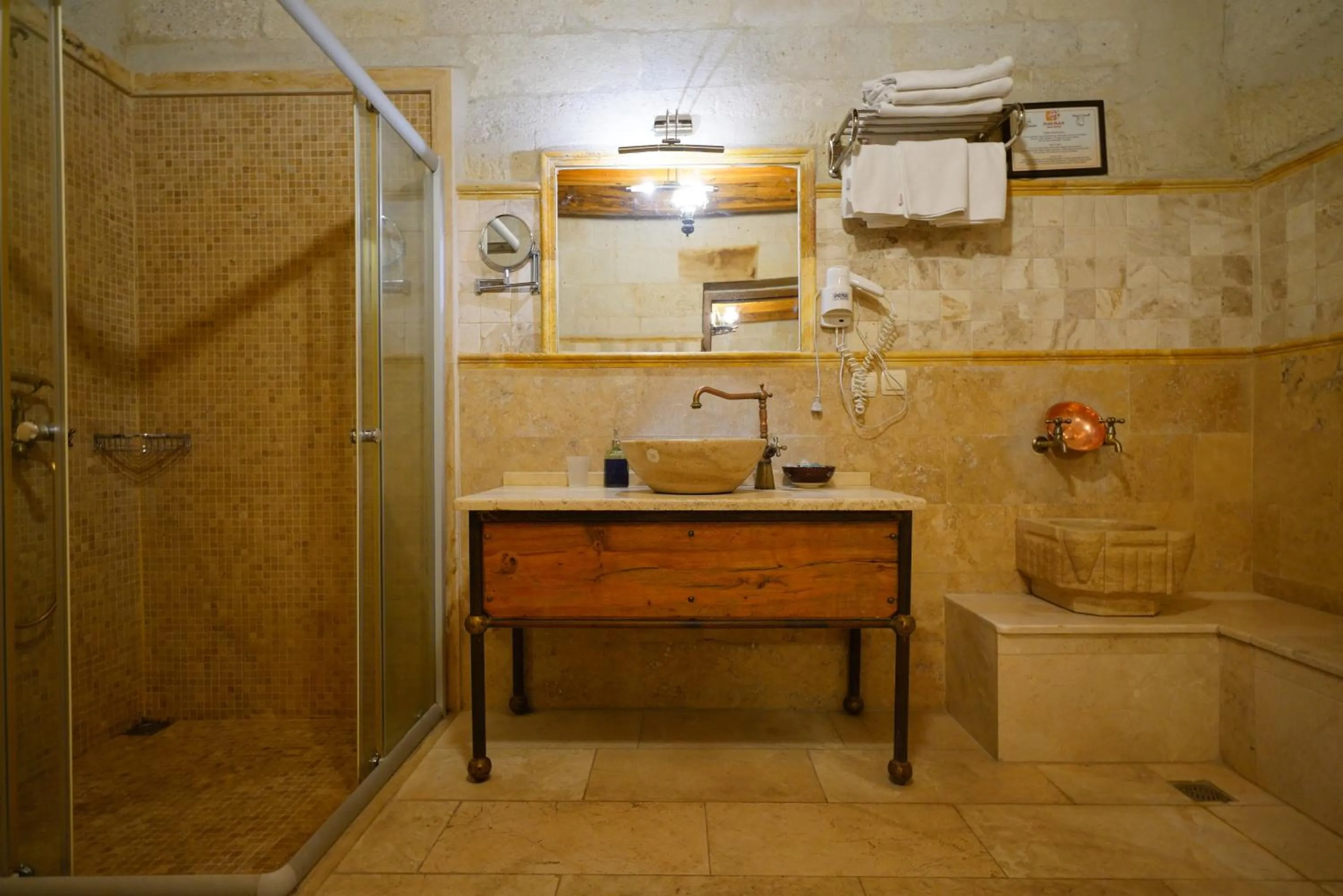 Shower in Harman Cave Hotel