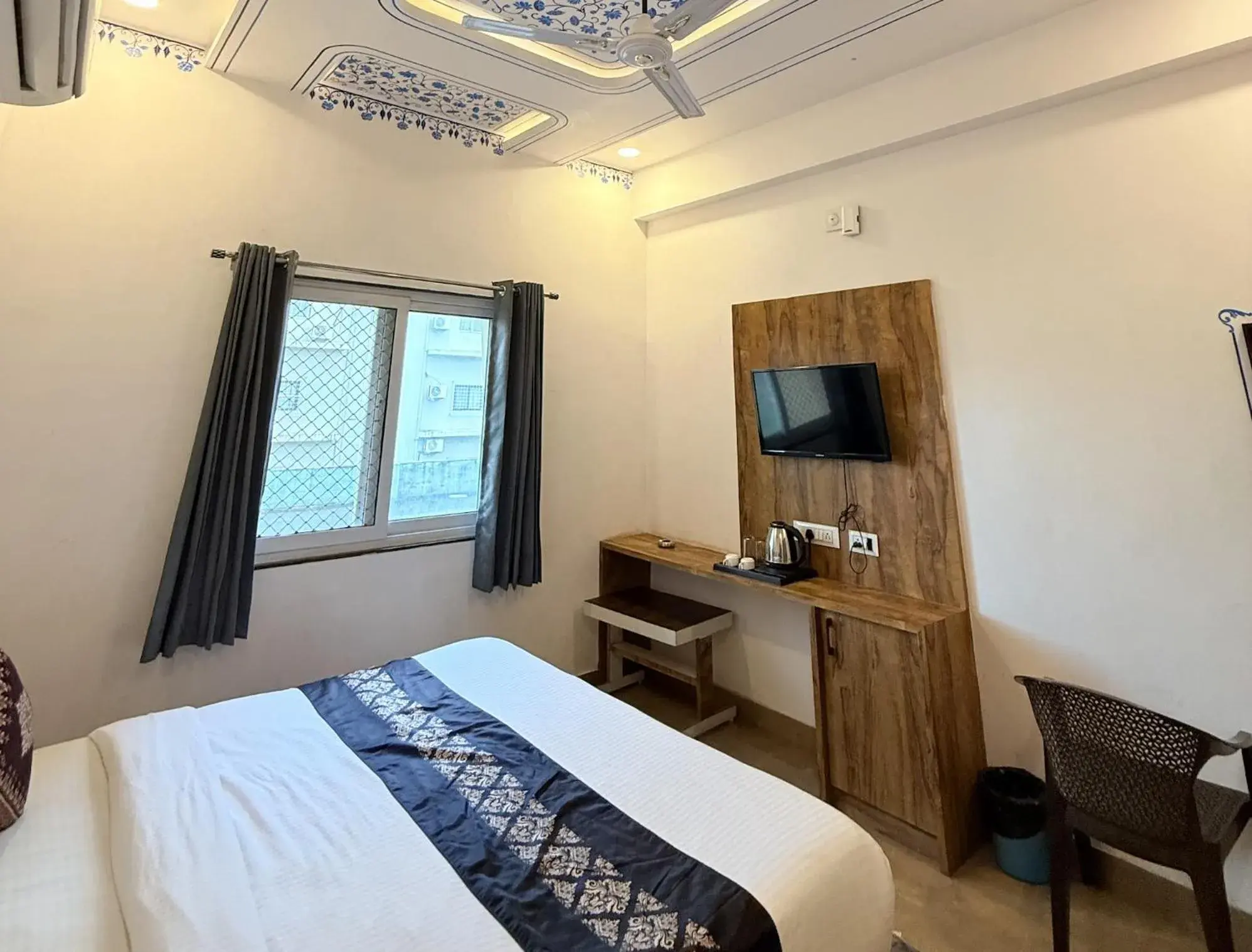 TV and multimedia, Bed in Hotel Haridas Haveli Udaipur TV and multimedia, Bed in Hotel Haridas Haveli Udaipur