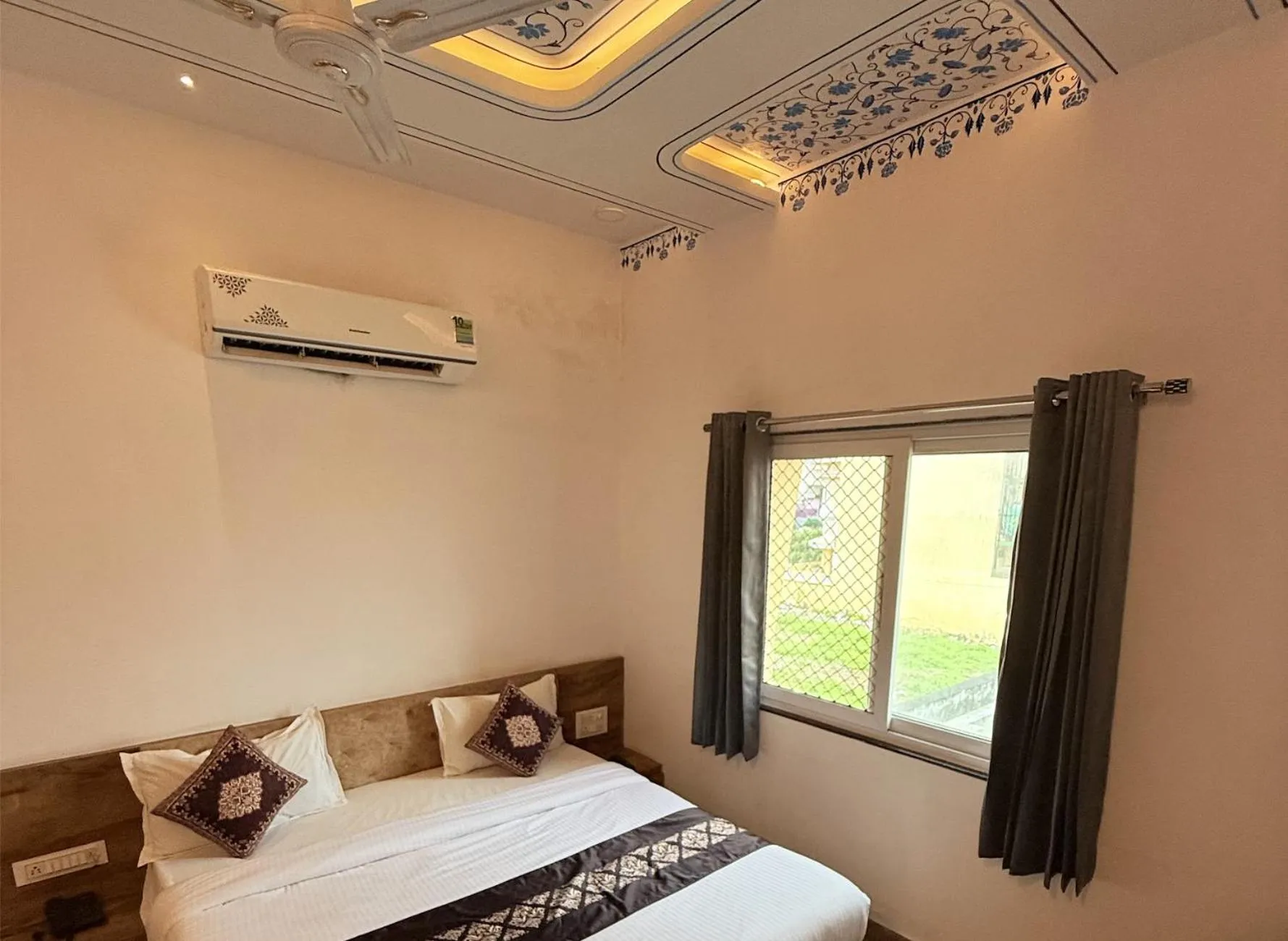 air conditioner, Bed in Hotel Haridas Haveli Udaipur