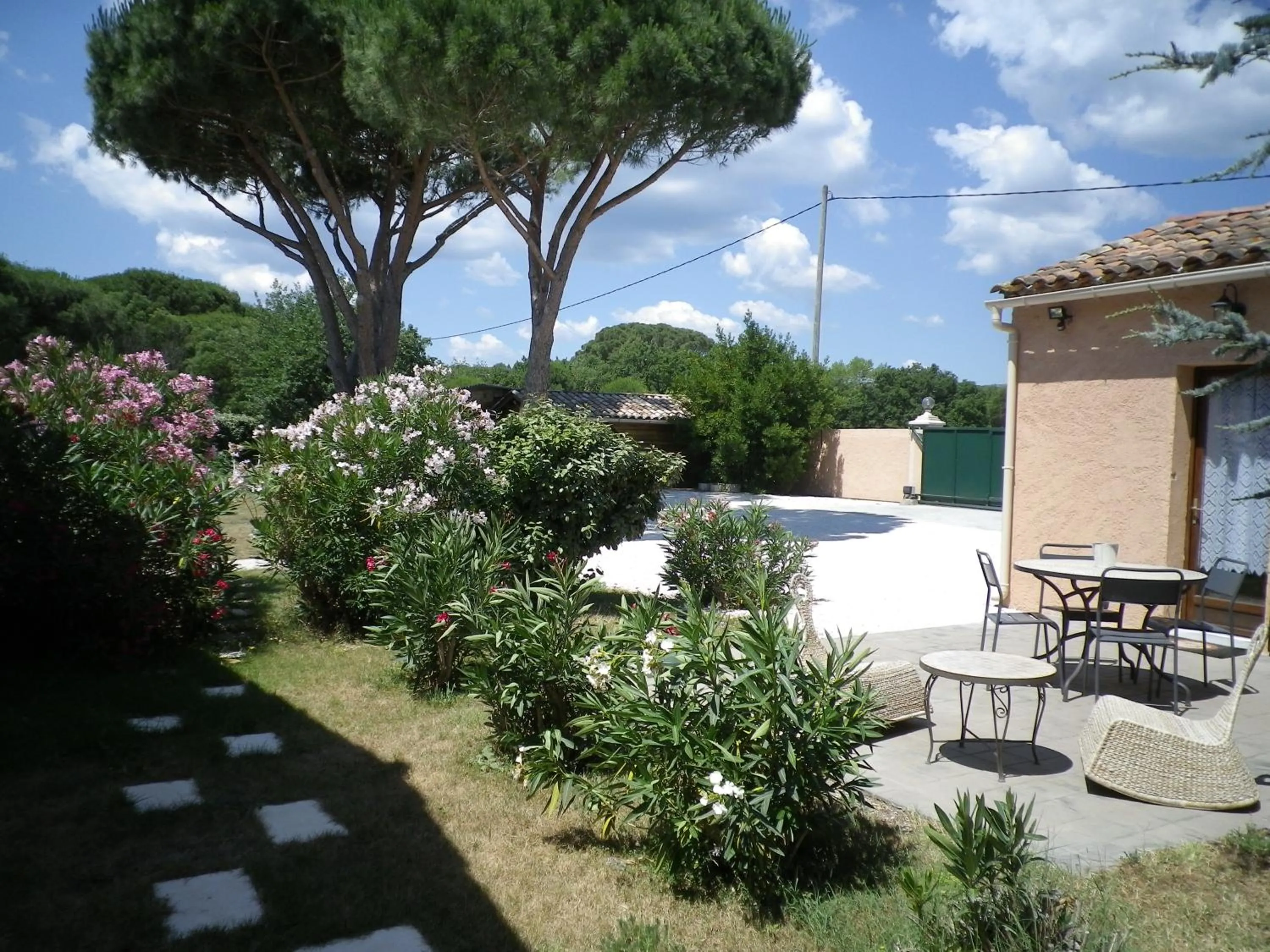Garden view in Chambres d'hôtes Villa Alizé