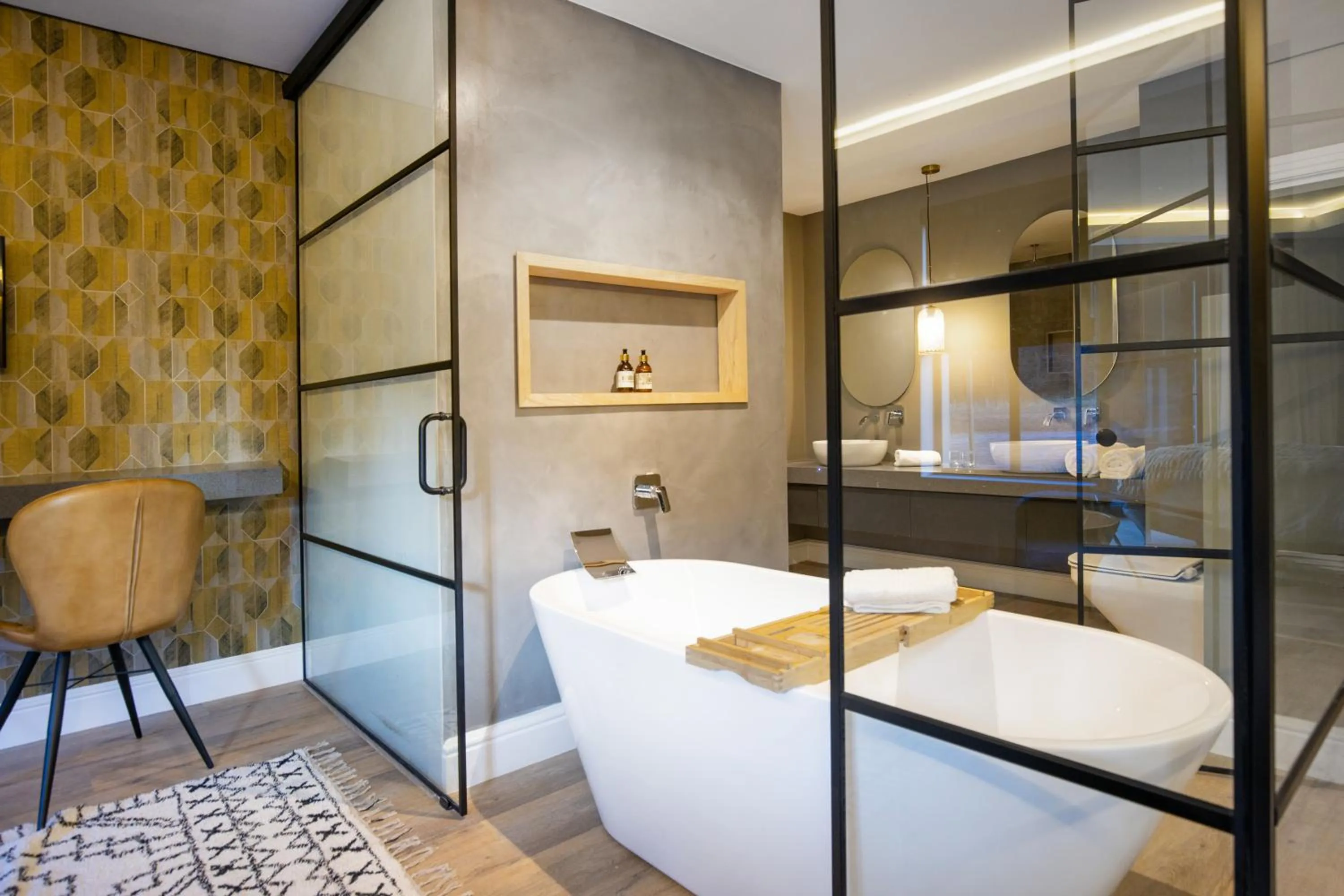 Bathroom, Bed in The Hawthorn Boutique Hotel