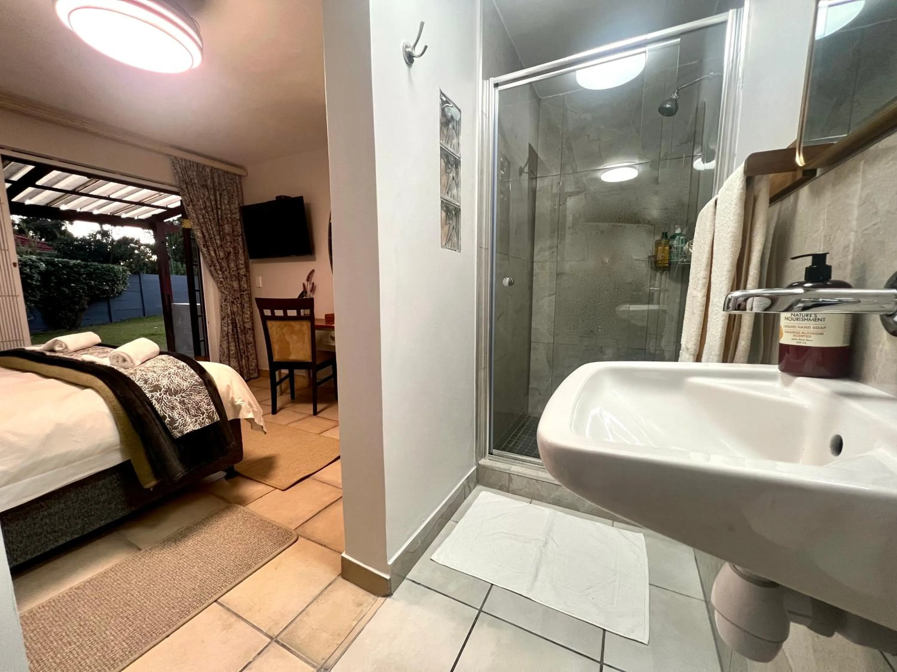 Shower, Bed in Pelican Lodge Guesthouse