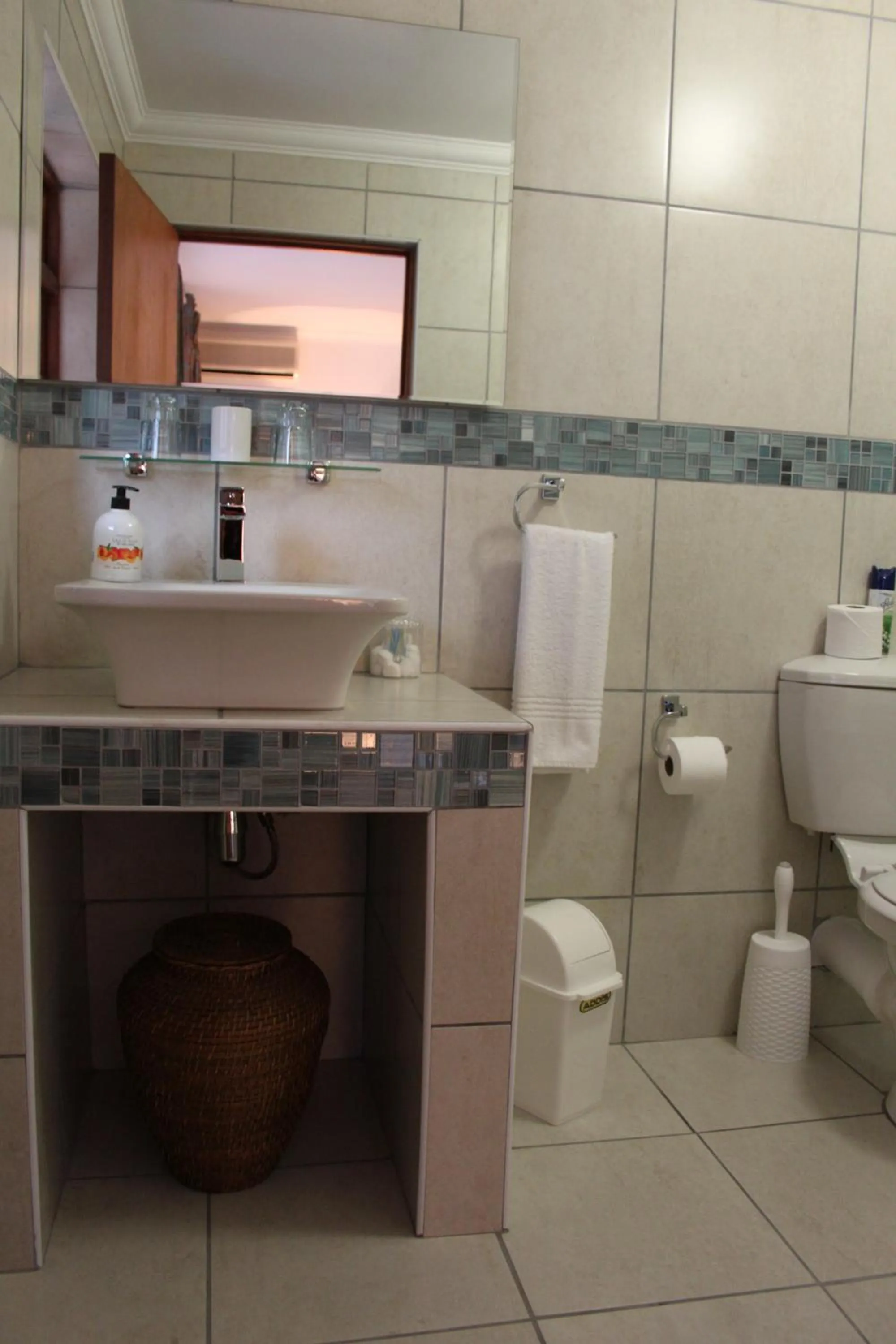 Toilet in Pelican Lodge Guesthouse