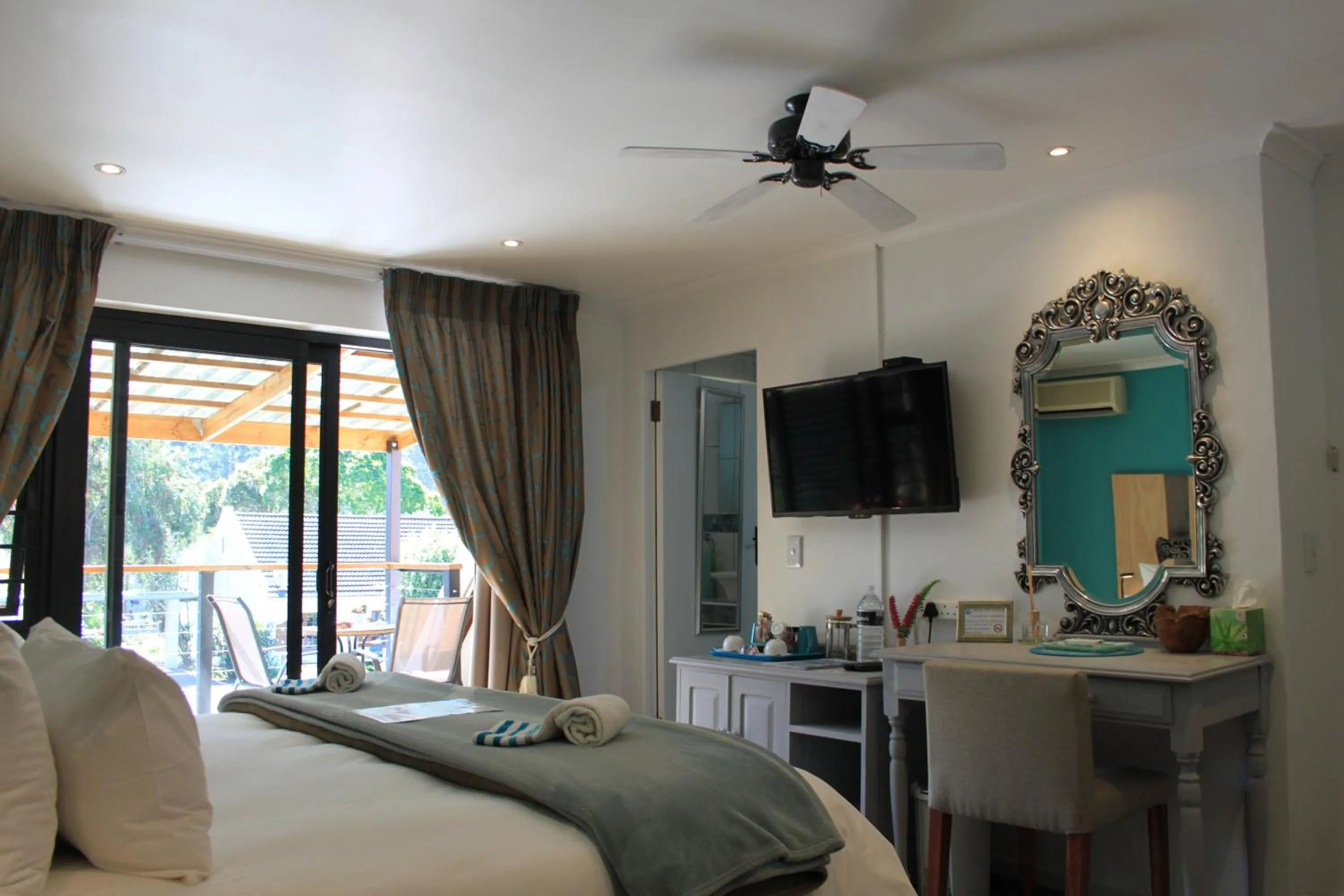 Bedroom, Bed in Pelican Lodge Guesthouse