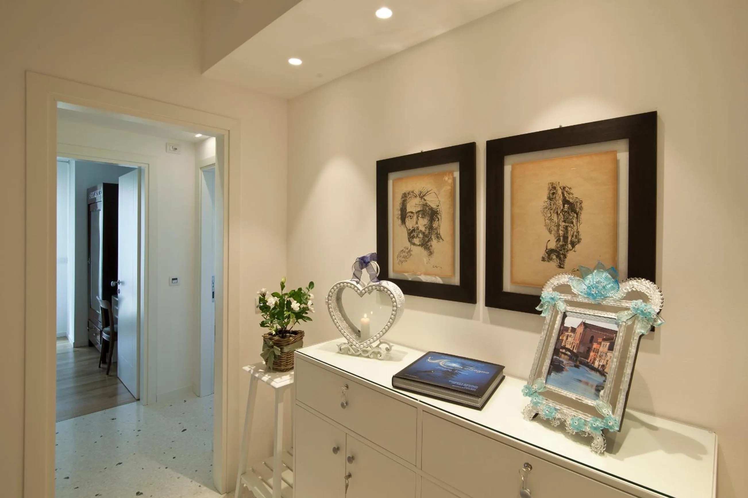 Decorative detail in Chiara - Lodge