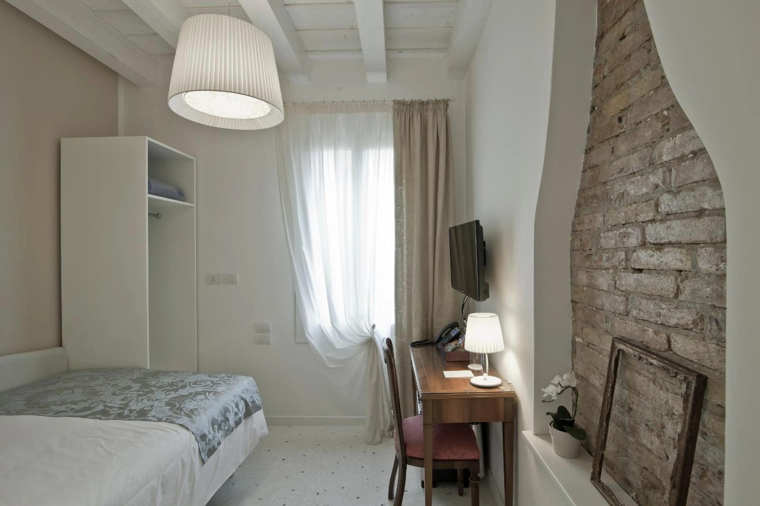 Photo of the whole room, Bed in Chiara - Lodge