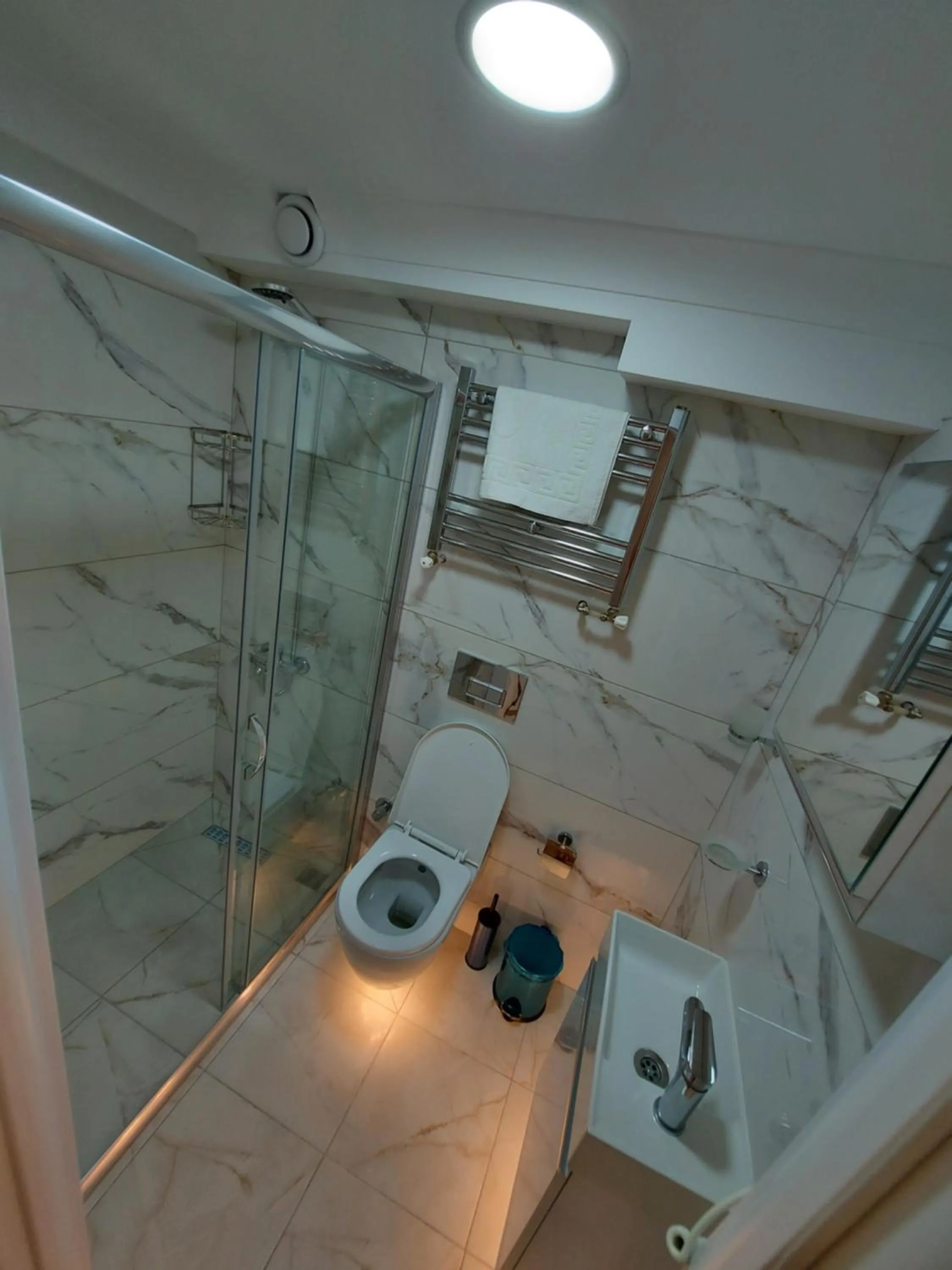 Toilet in VERSECA HOTEL