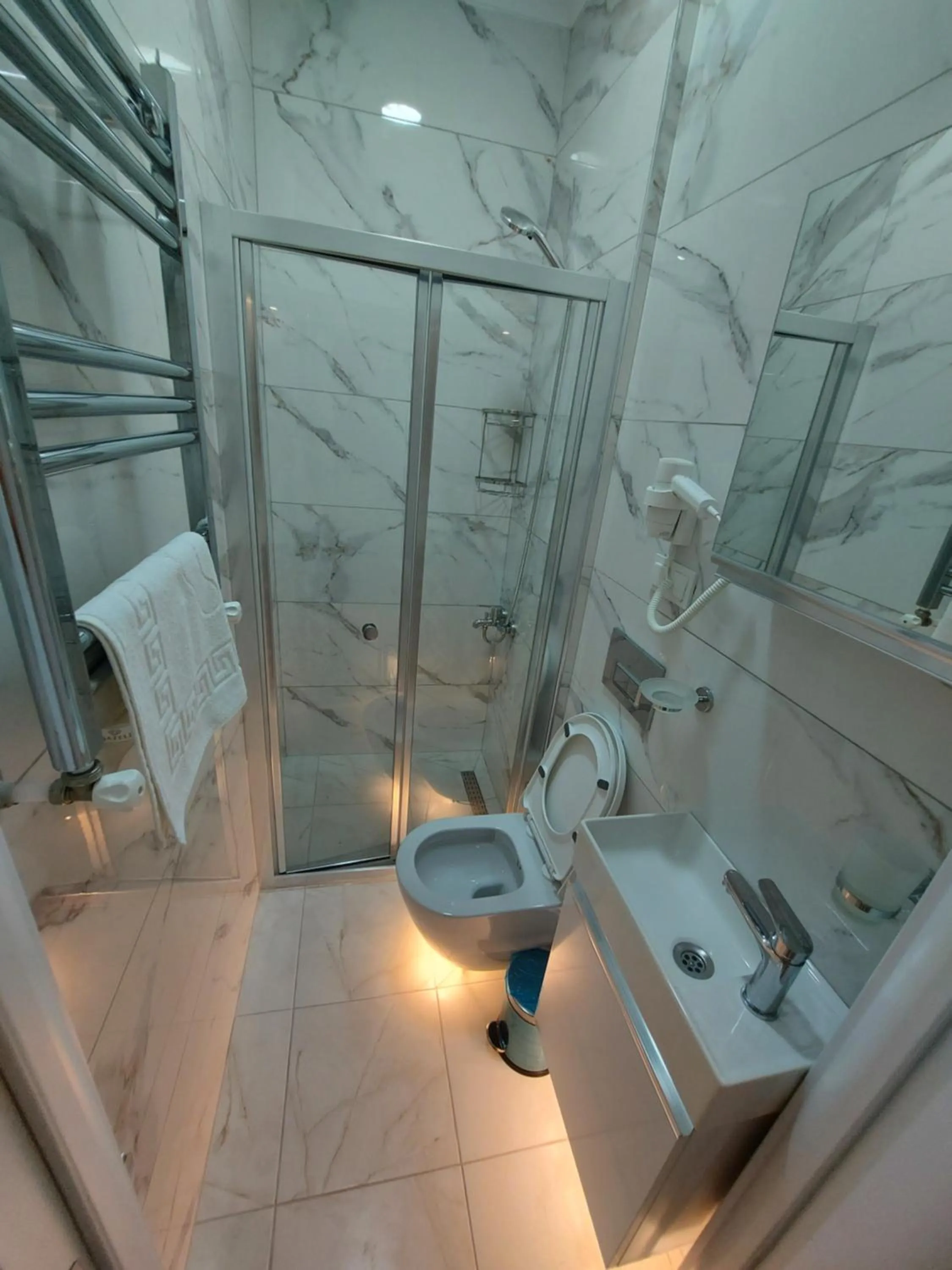 Toilet in VERSECA HOTEL