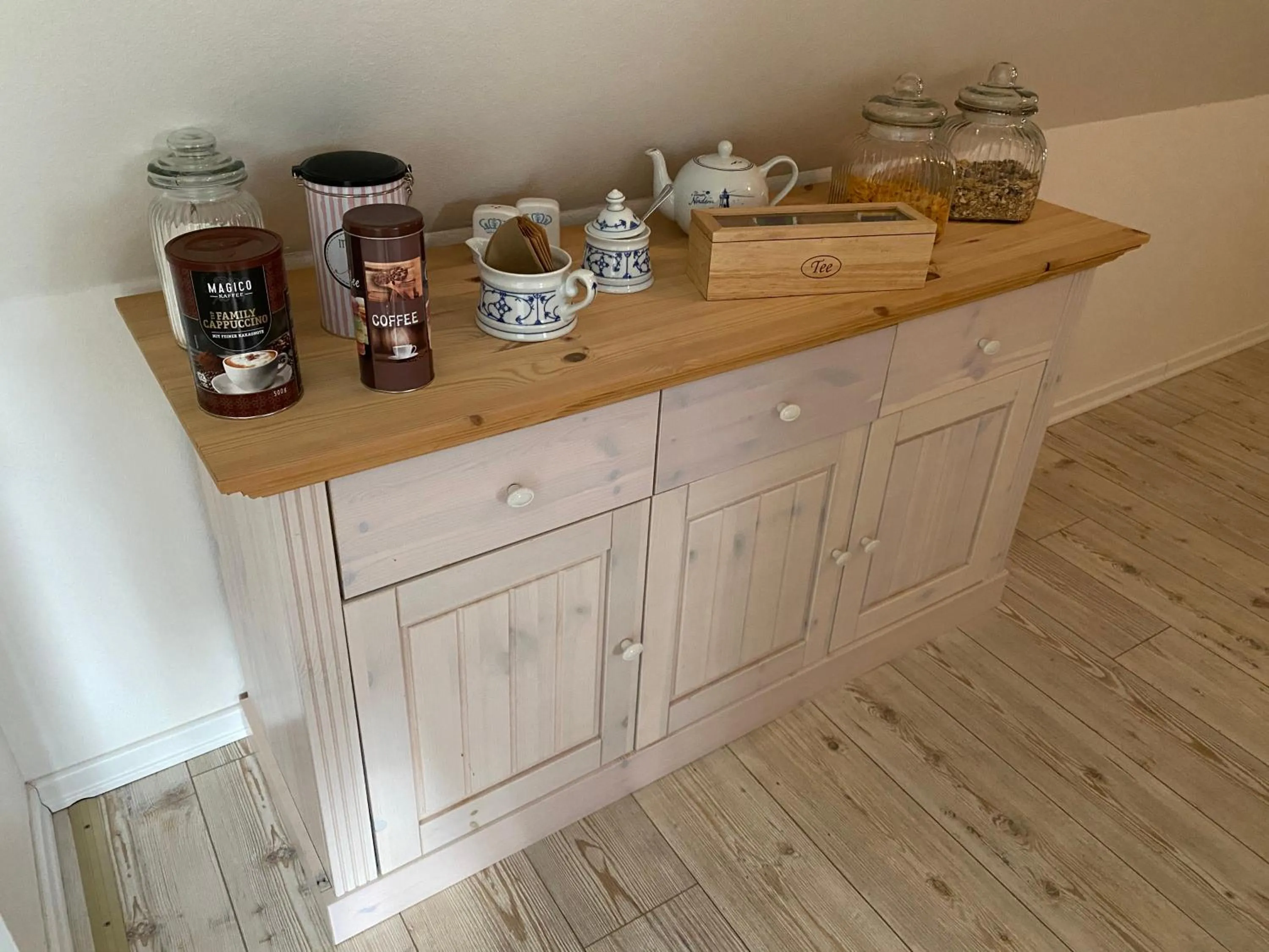 Coffee/tea facilities in Gästehaus Lavendel