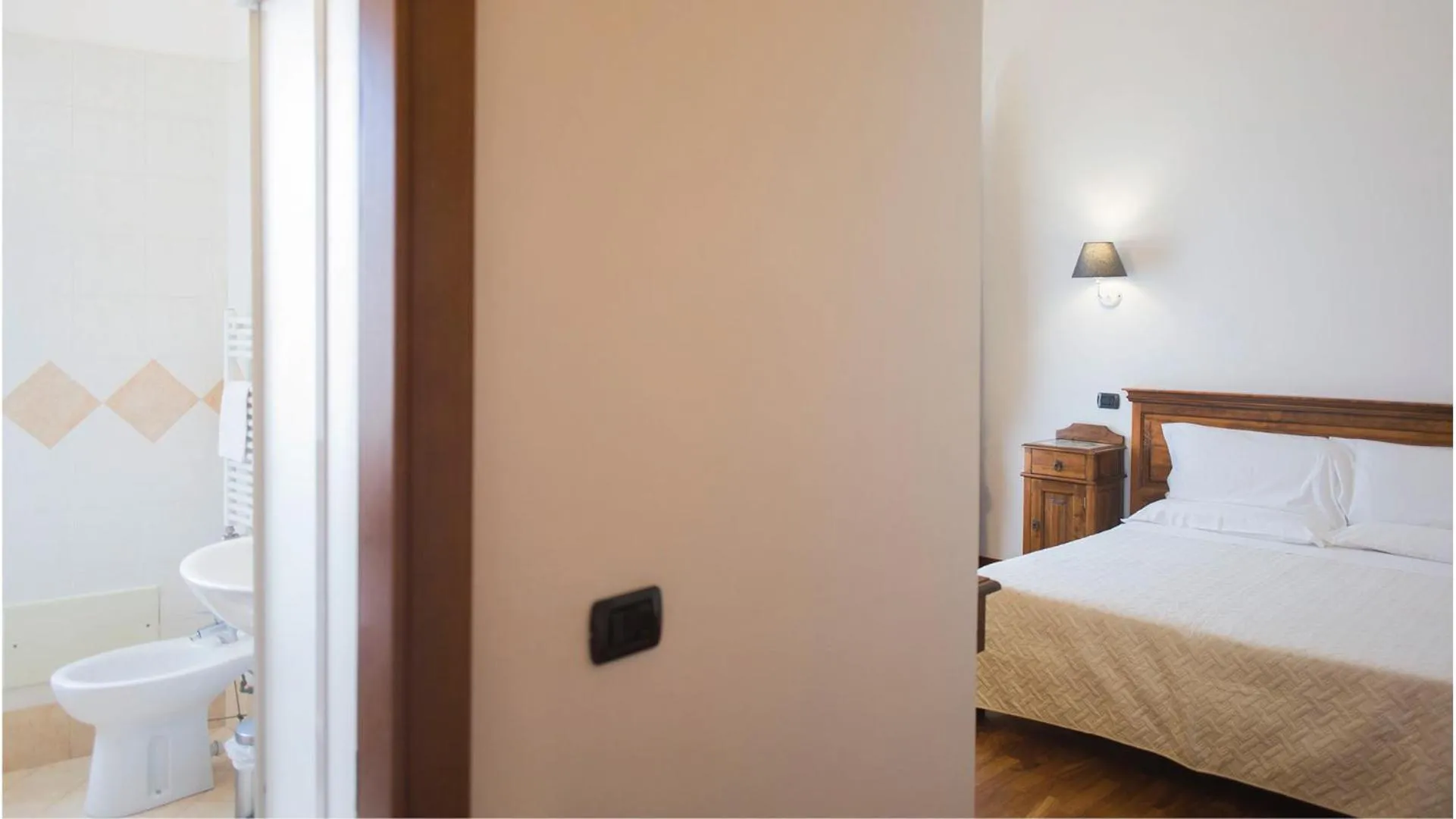 Bathroom, Bed in Hotel La Piazzetta