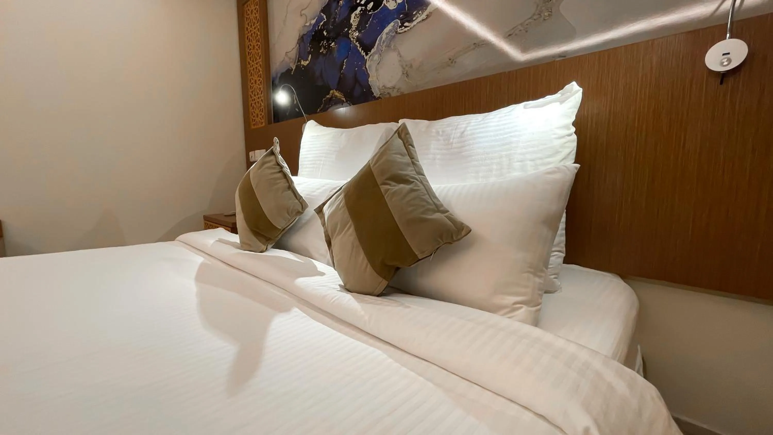 Bed in Taj Aleiman Hotel 