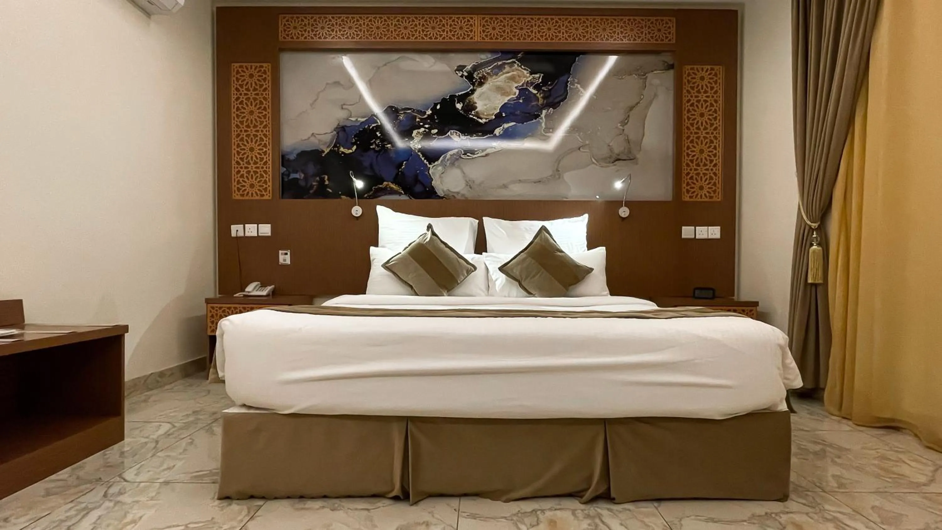 Bed in Taj Aleiman Hotel 