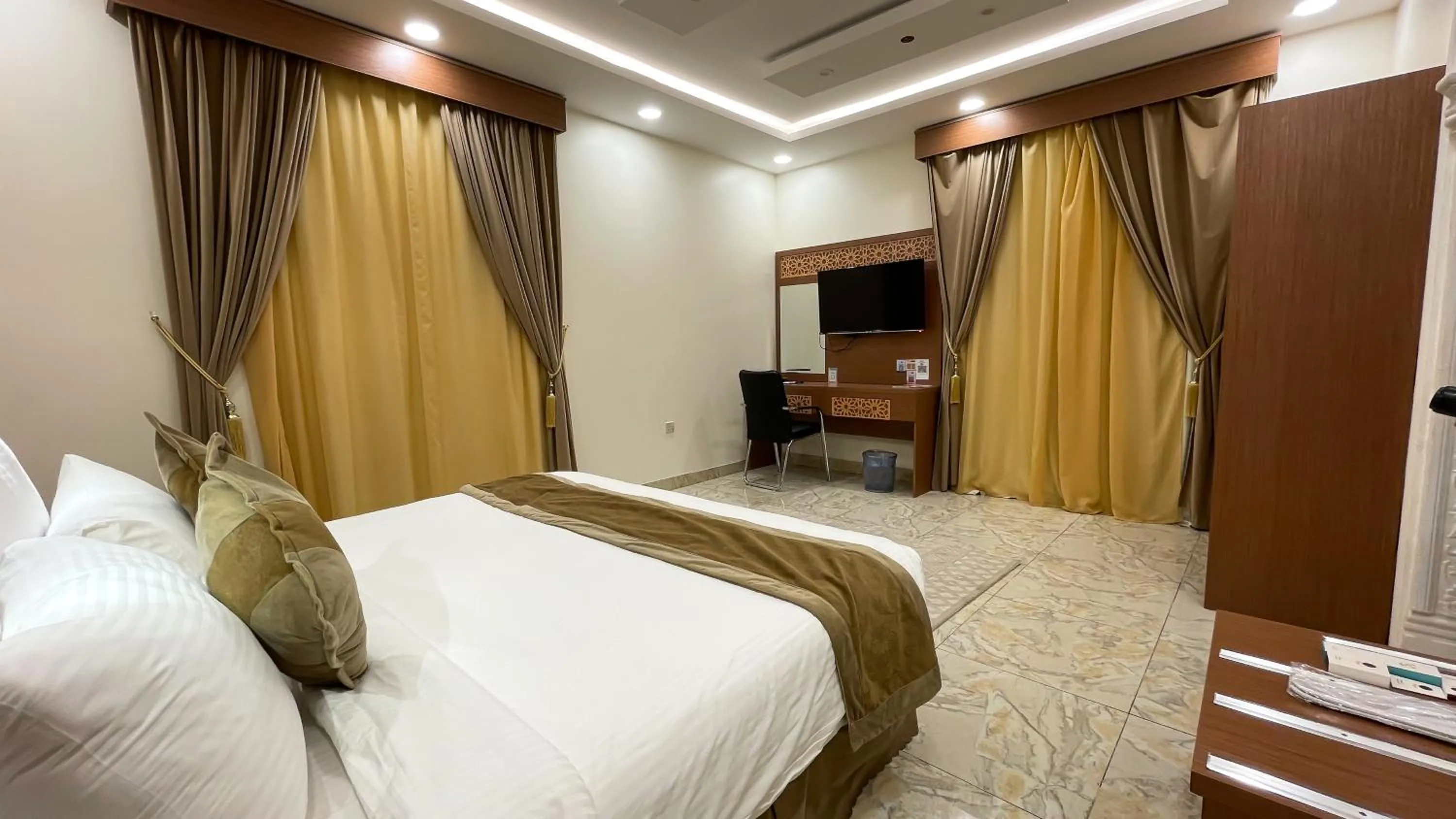 Bed in Taj Aleiman Hotel 