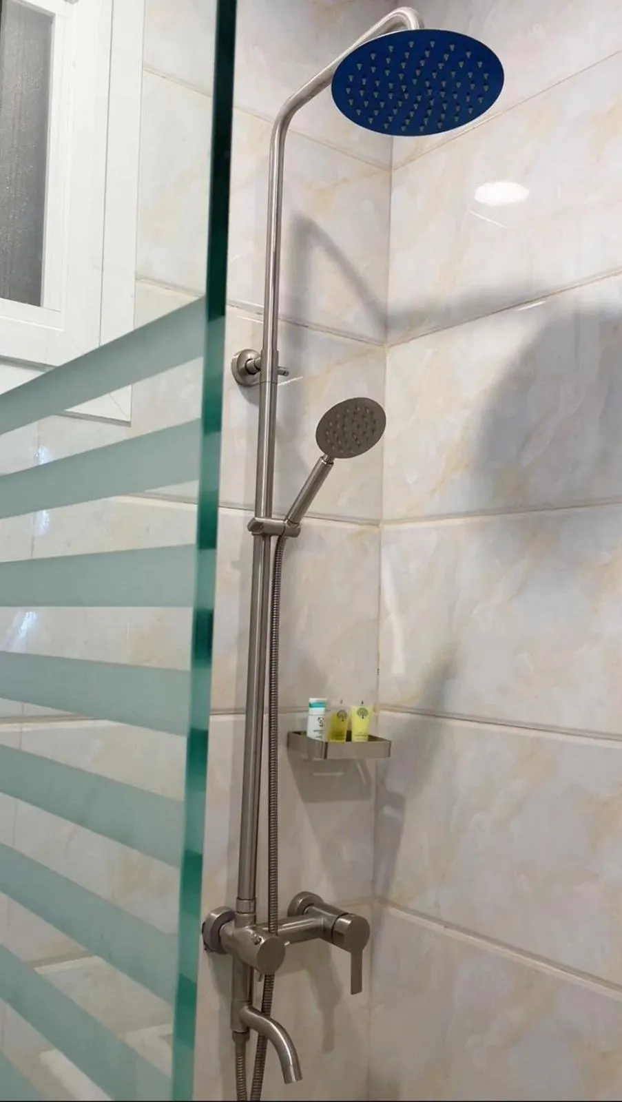 Shower in Taj Aleiman Hotel 