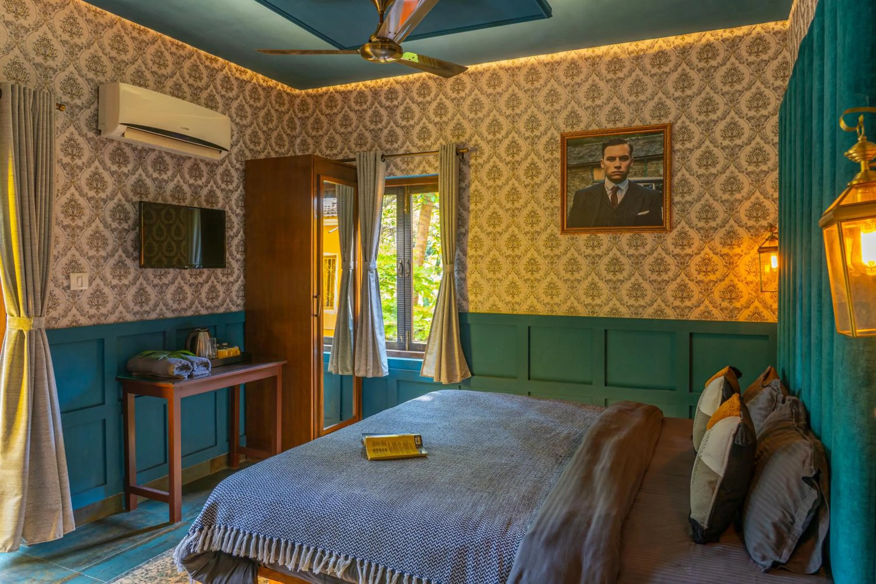 Photo of the whole room, Bed in Whoopers Boutique Hotel, Anjuna