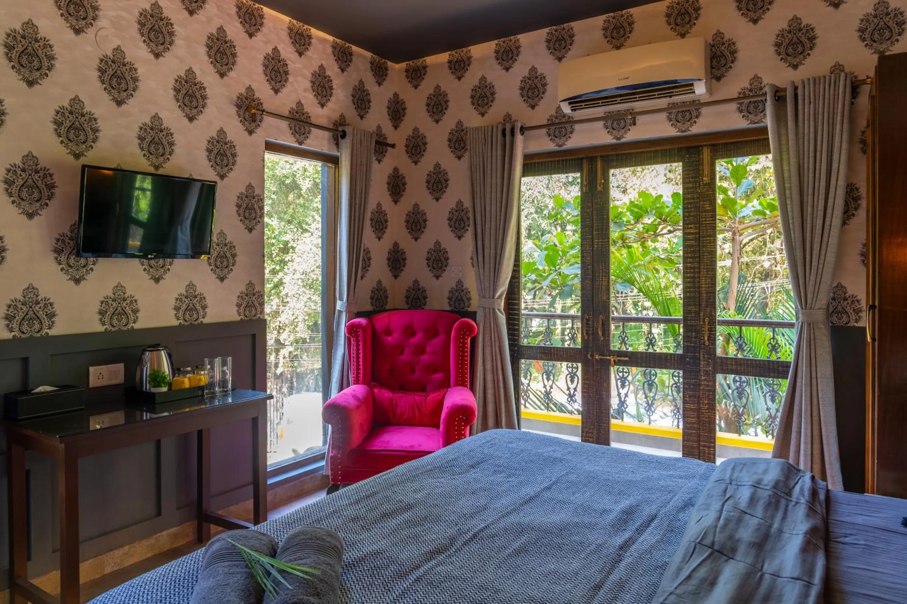 Photo of the whole room, Bed in Whoopers Boutique Hotel, Anjuna