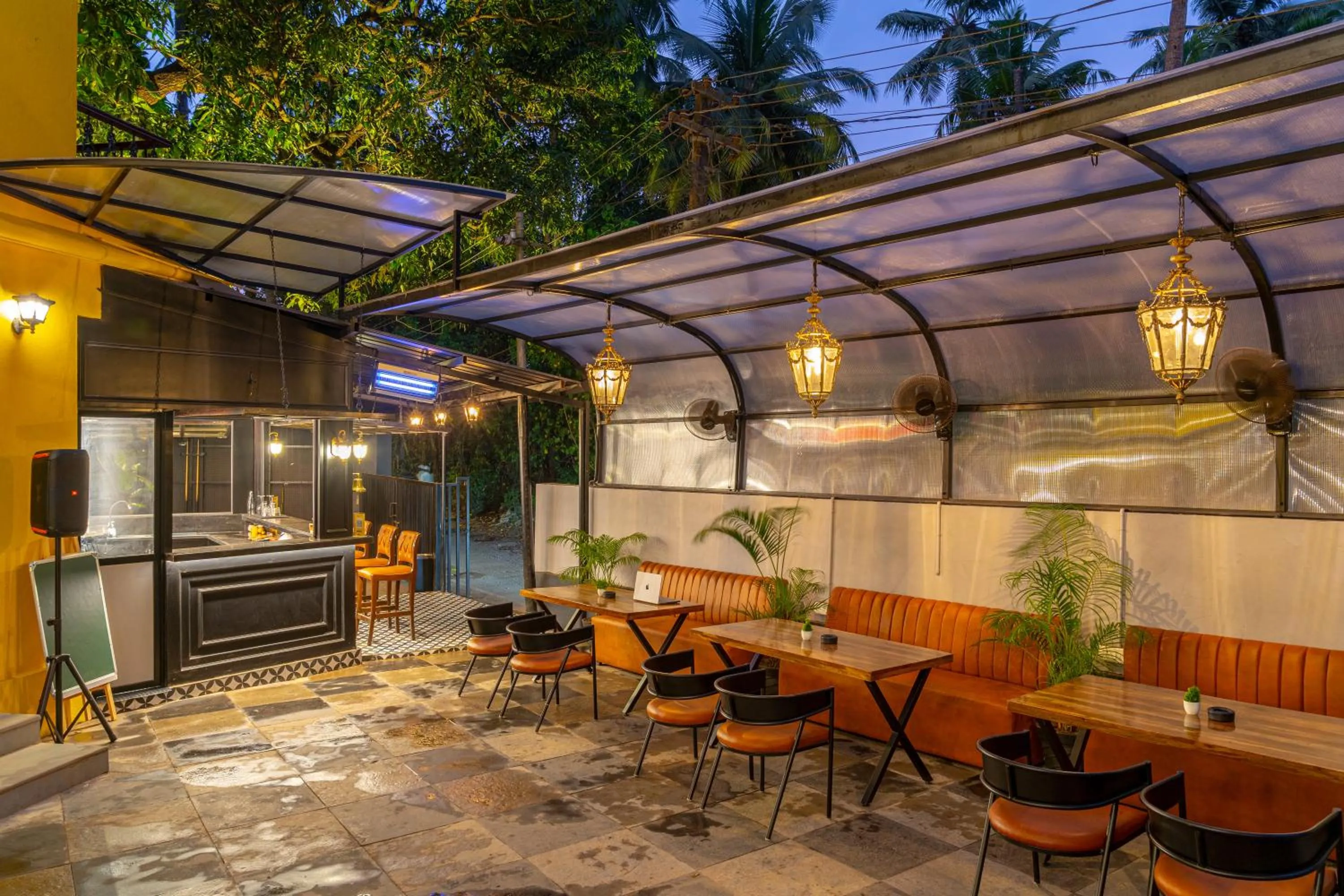 Lounge or bar in Whoopers Boutique Hotel, Anjuna
