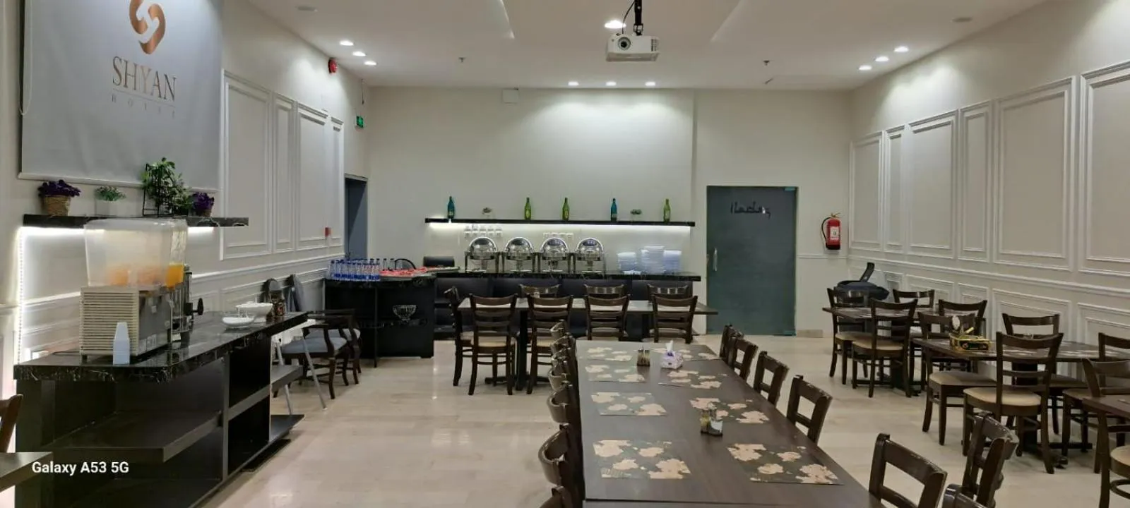 Restaurant/places to eat in Shyan Hotel