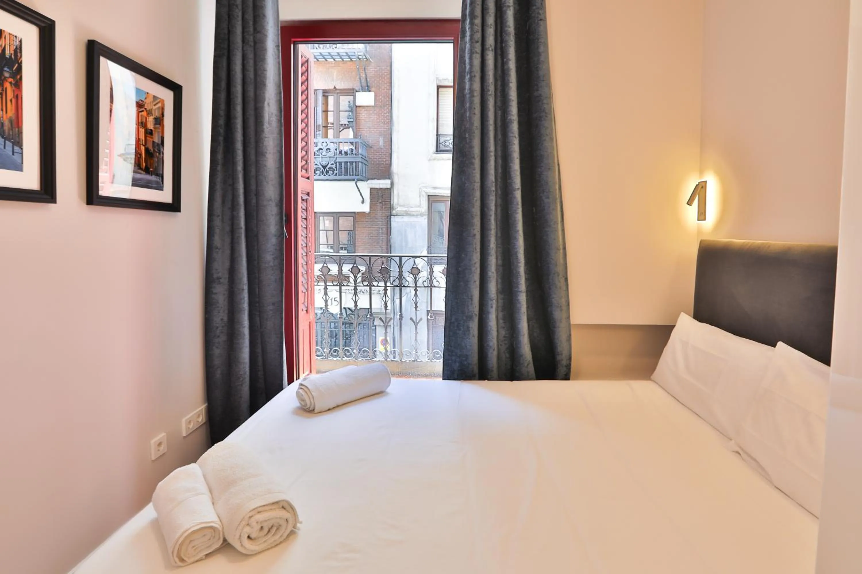 Bedroom, Bed in Gran Vía. Salud. Puerta del Sol. Callao.
